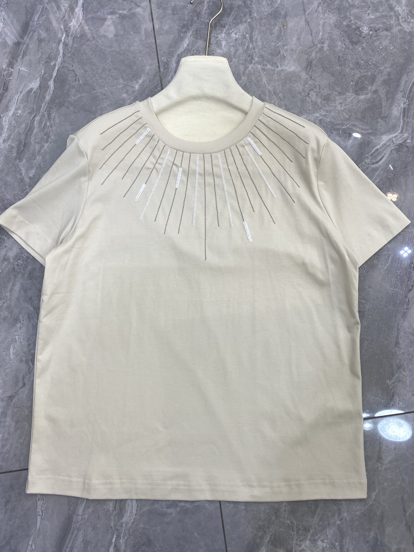 Fashionable Hard-Core Girl: Liquid Ammonia Cotton T-shirt in White, Almond, and Black - 图片 6