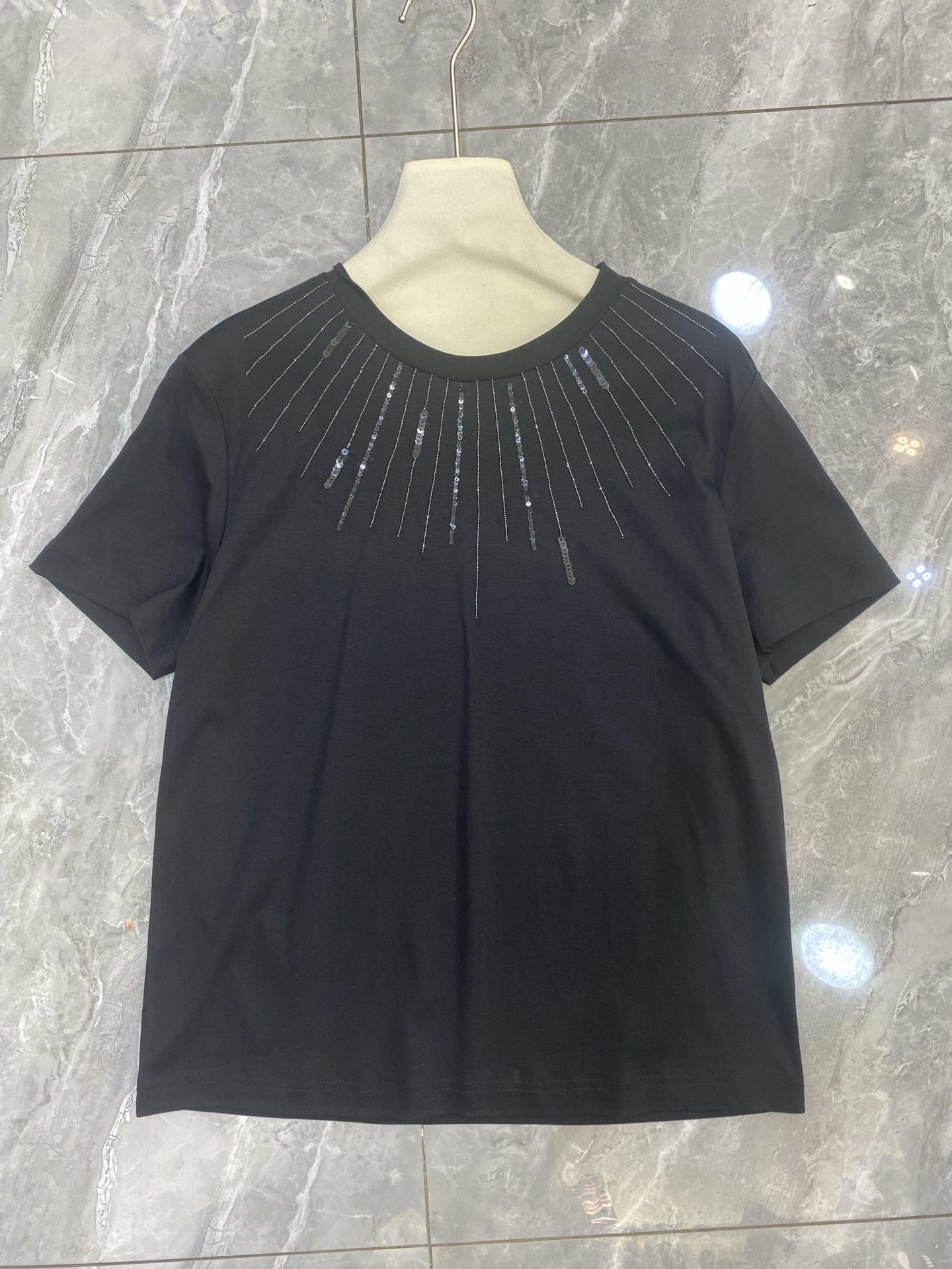 Fashionable Hard-Core Girl: Liquid Ammonia Cotton T-shirt in White, Almond, and Black - 图片 4