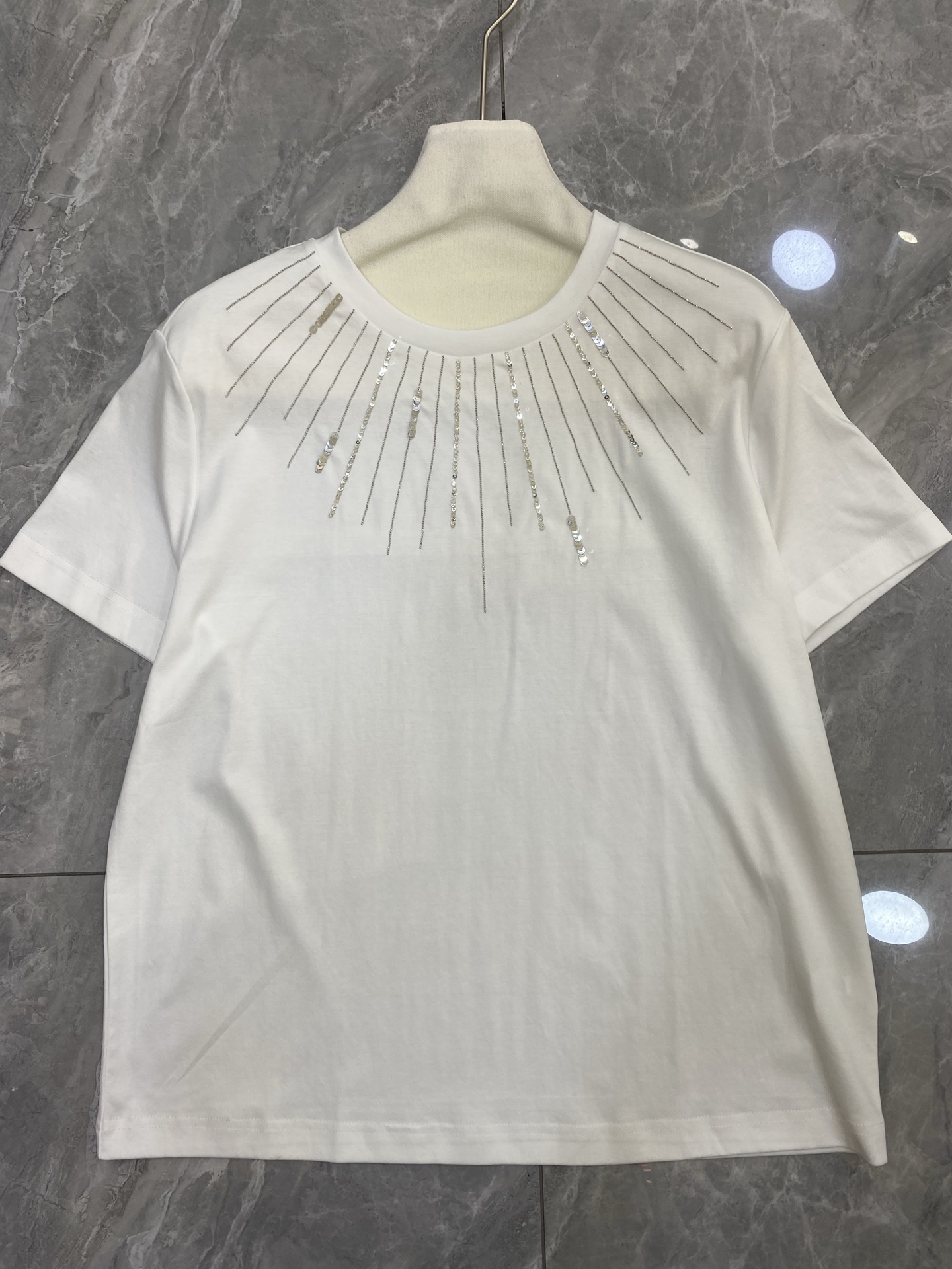 Fashionable Hard-Core Girl: Liquid Ammonia Cotton T-shirt in White, Almond, and Black - 图片 5