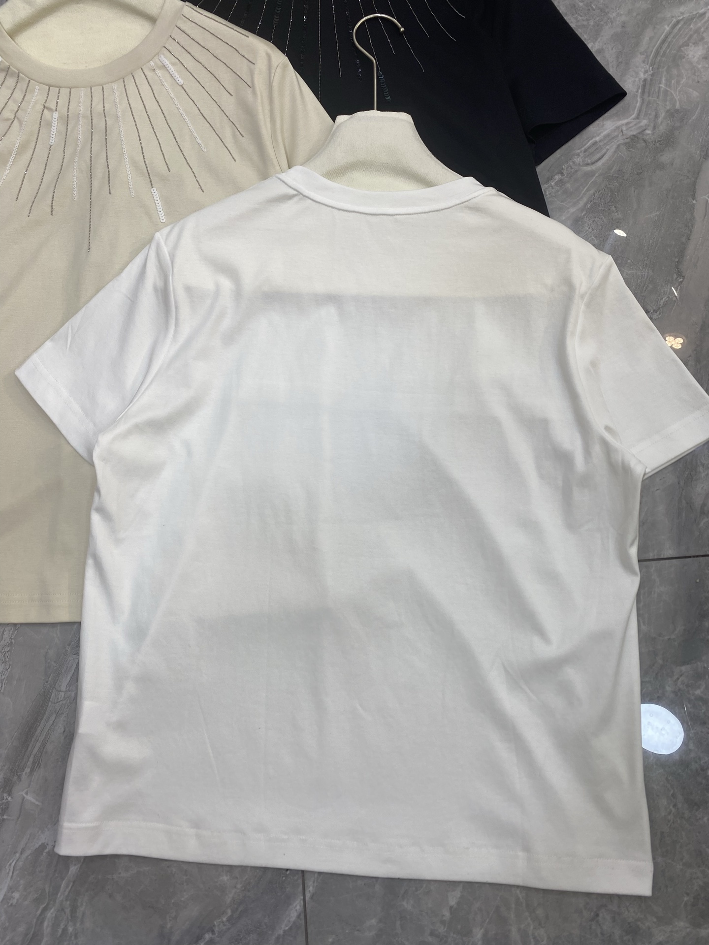 Fashionable Hard-Core Girl: Liquid Ammonia Cotton T-shirt in White, Almond, and Black - 图片 3