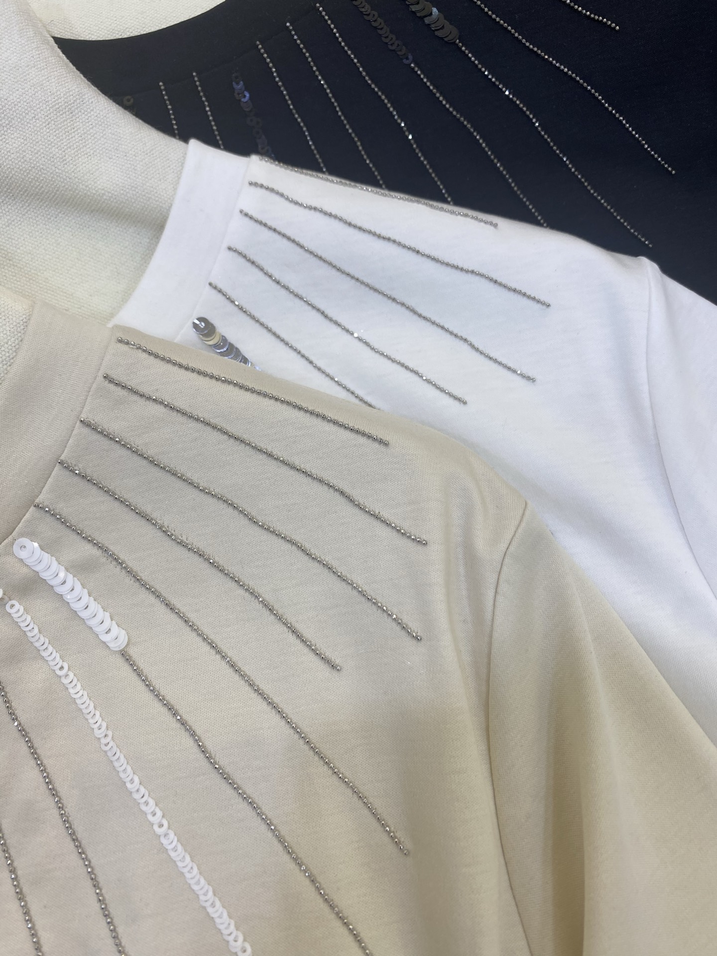 Fashionable Hard-Core Girl: Liquid Ammonia Cotton T-shirt in White, Almond, and Black - 图片 8