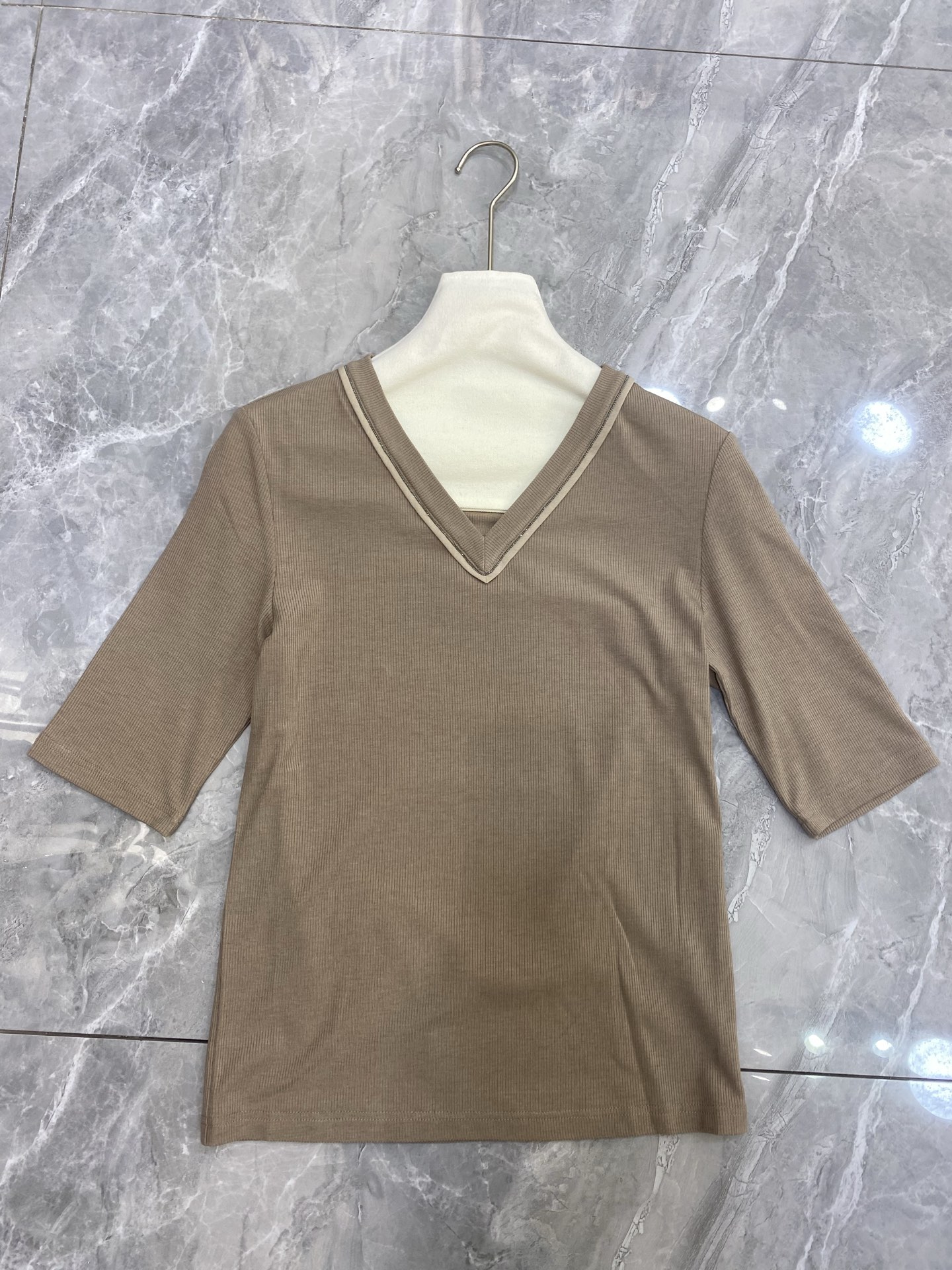 Text Summary: P587 Dress with B.C. Briefv, Tsimchi Wool, Silk, Wool, Ammonia, White, Tan, Black. - 图片 5