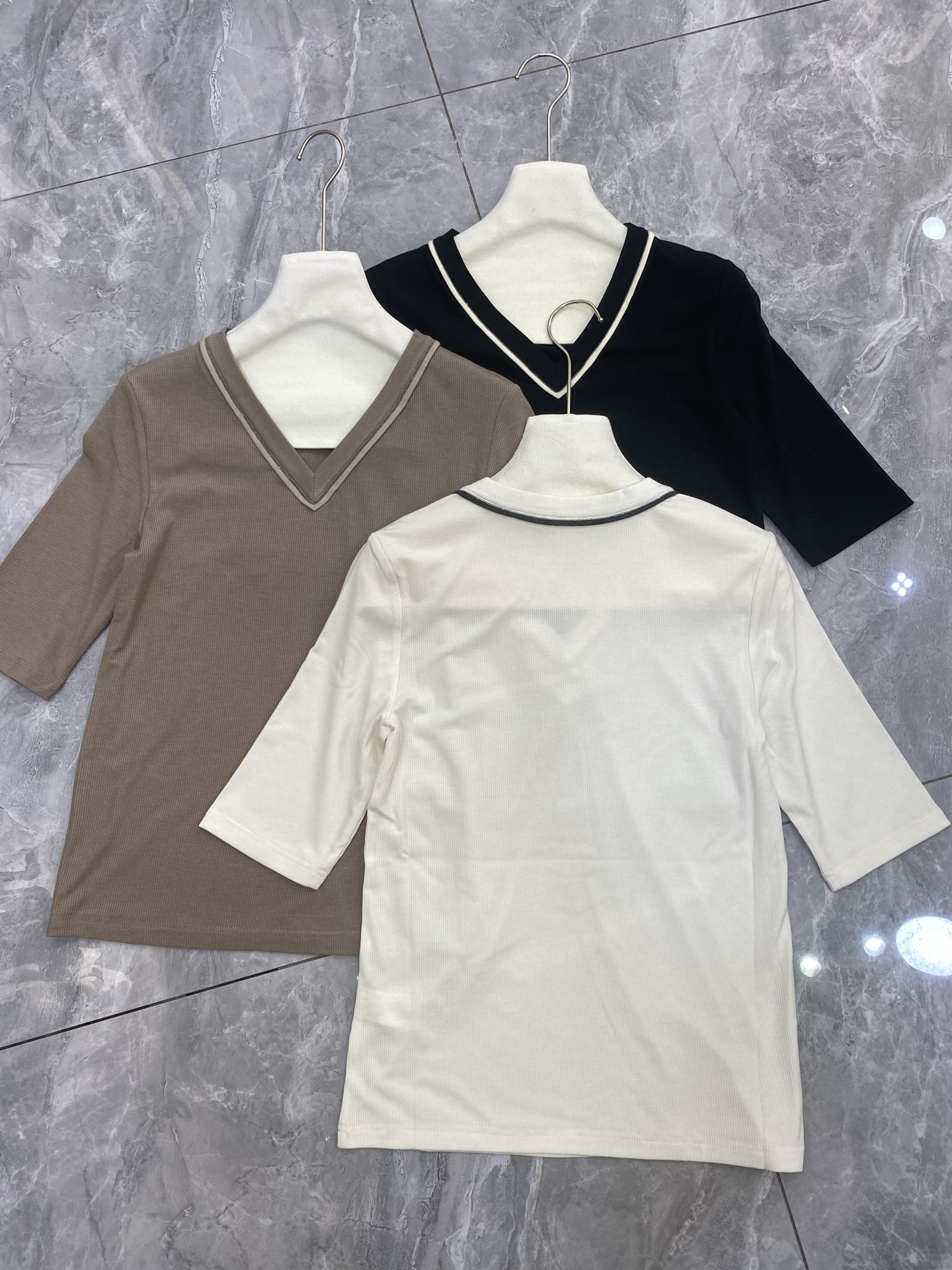 Text Summary: P587 Dress with B.C. Briefv, Tsimchi Wool, Silk, Wool, Ammonia, White, Tan, Black. - 图片 2