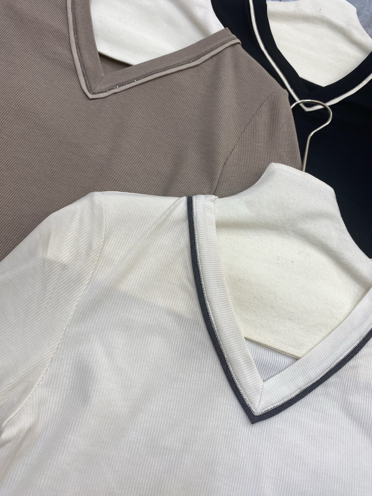 Text Summary: P587 Dress with B.C. Briefv, Tsimchi Wool, Silk, Wool, Ammonia, White, Tan, Black. - 图片 6