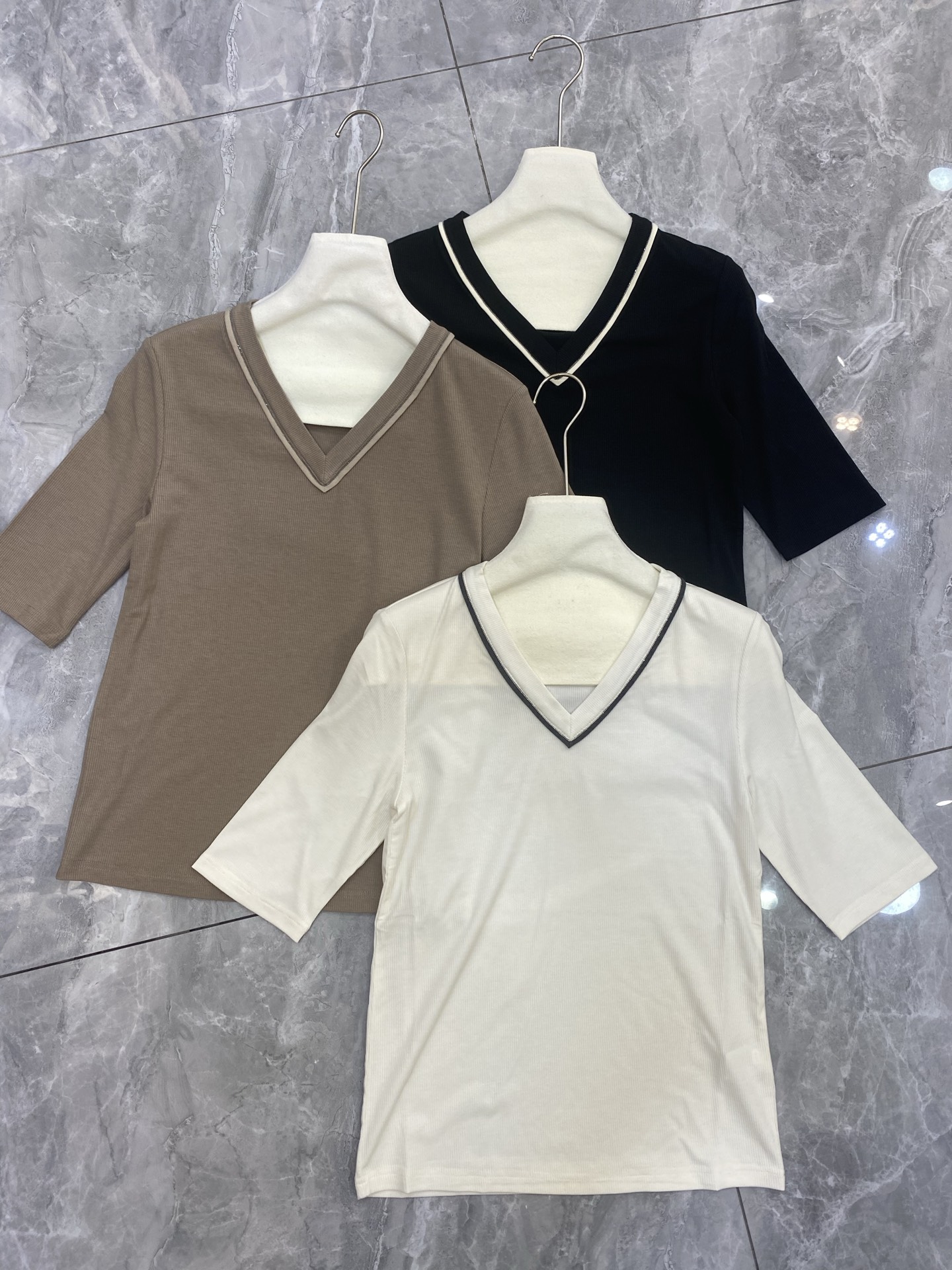 Text Summary: P587 Dress with B.C. Briefv, Tsimchi Wool, Silk, Wool, Ammonia, White, Tan, Black. - 图片 1