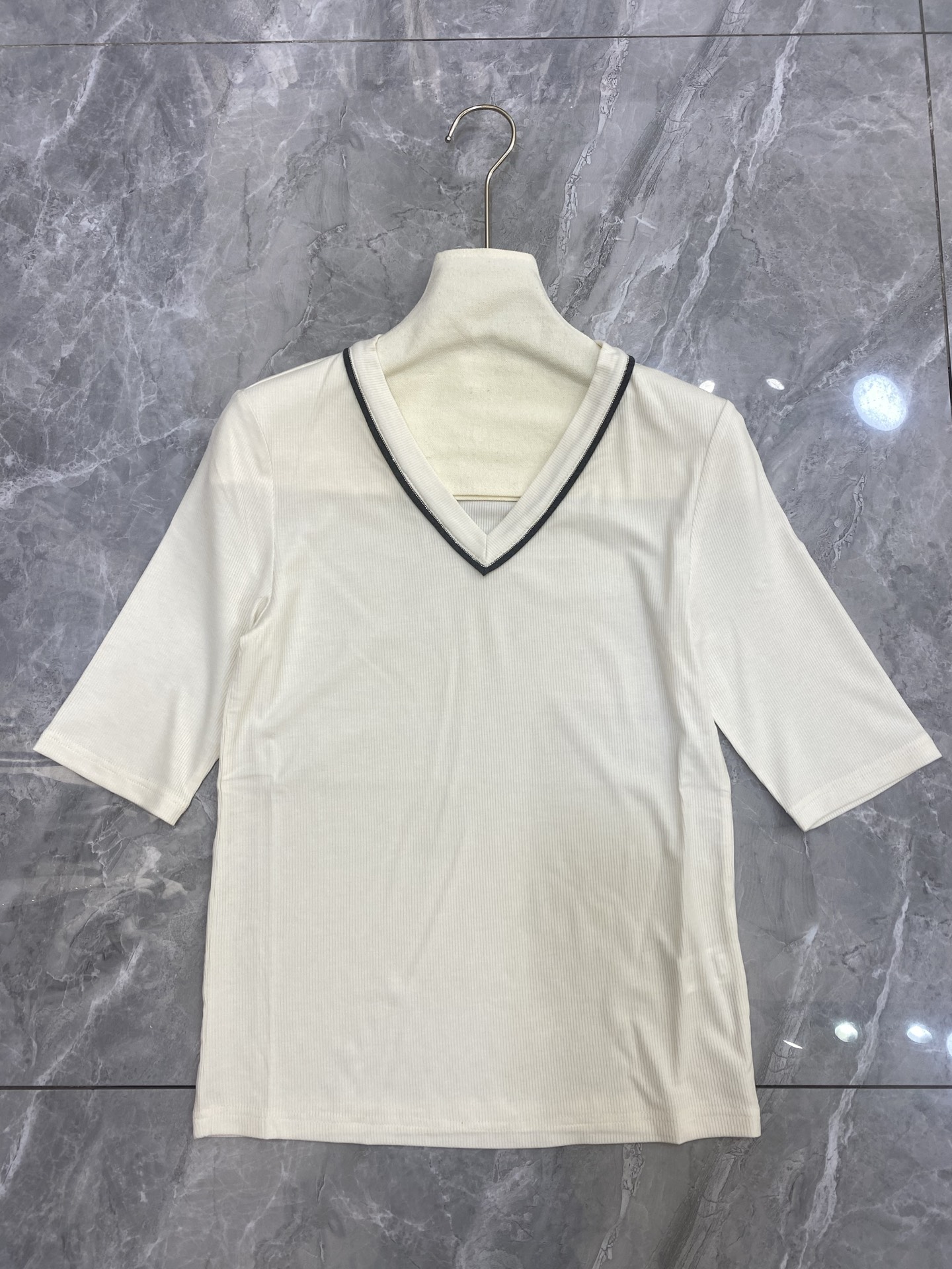 Text Summary: P587 Dress with B.C. Briefv, Tsimchi Wool, Silk, Wool, Ammonia, White, Tan, Black. - 图片 4