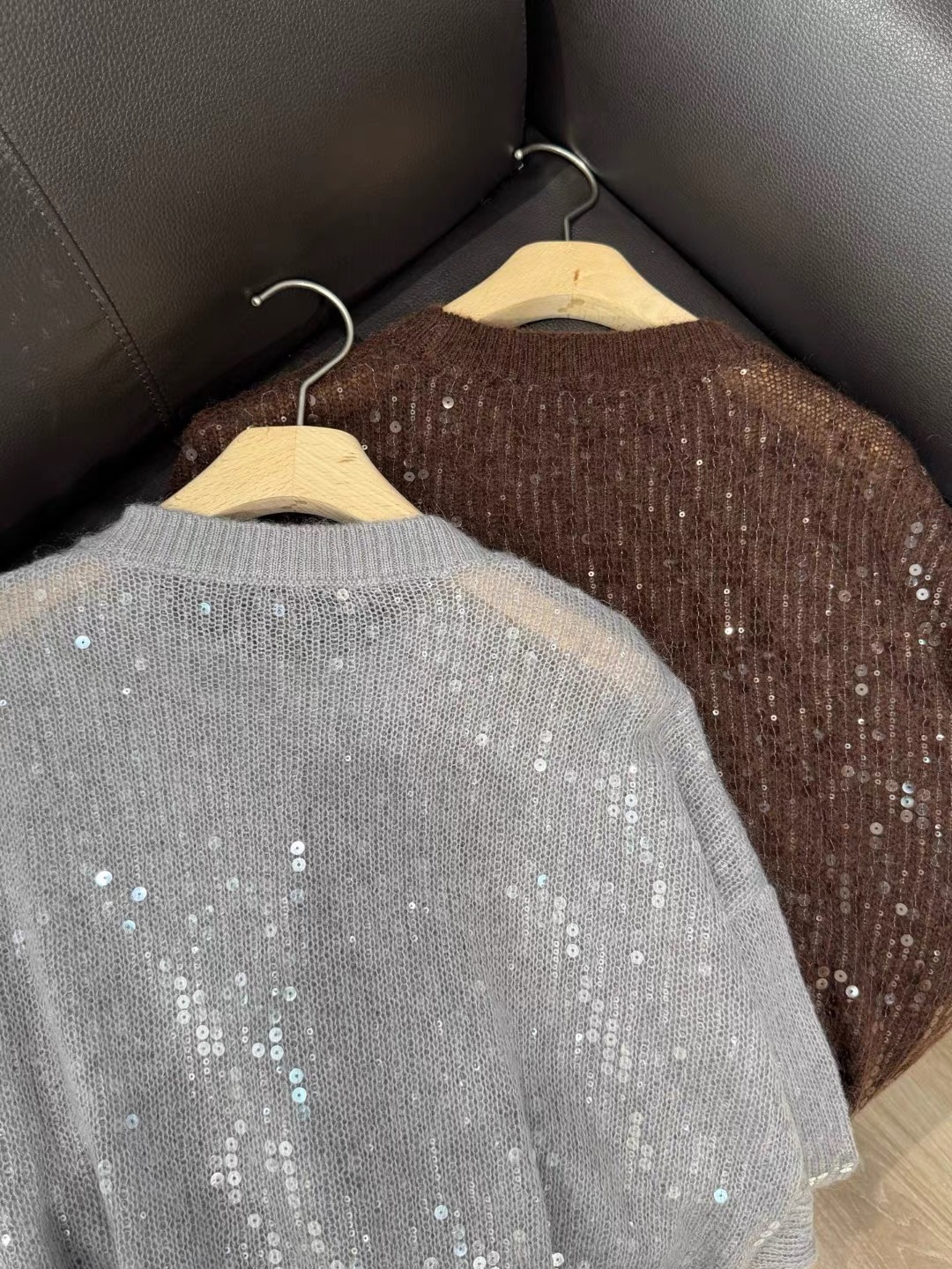 “Original Hard-Core Female Suit with Sea Horse Hair and Wool Blend” - 图片 4