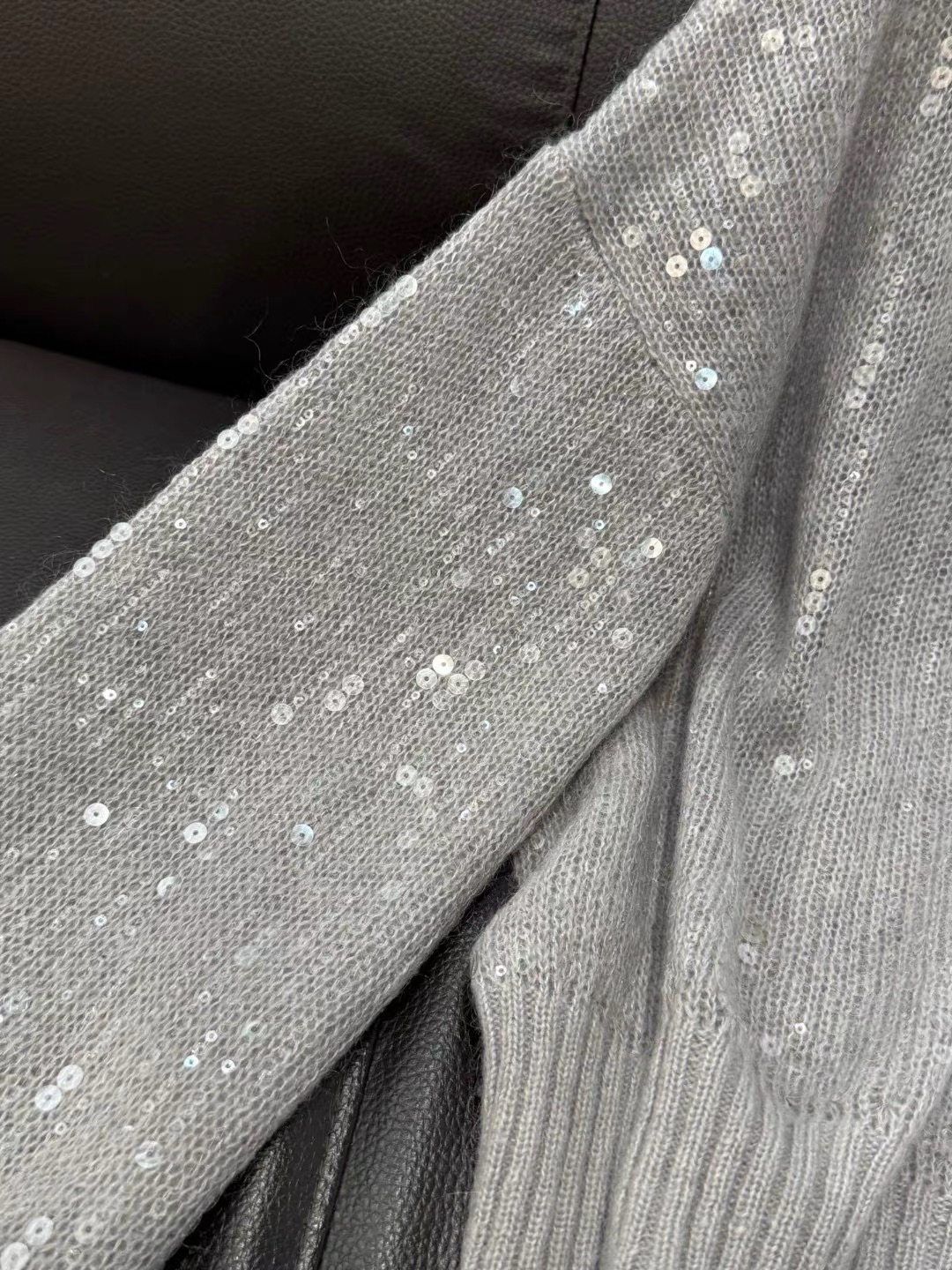 “Original Hard-Core Female Suit with Sea Horse Hair and Wool Blend” - 图片 6