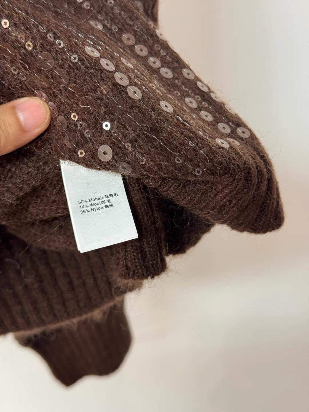 “Original Hard-Core Female Suit with Sea Horse Hair and Wool Blend” - 图片 9