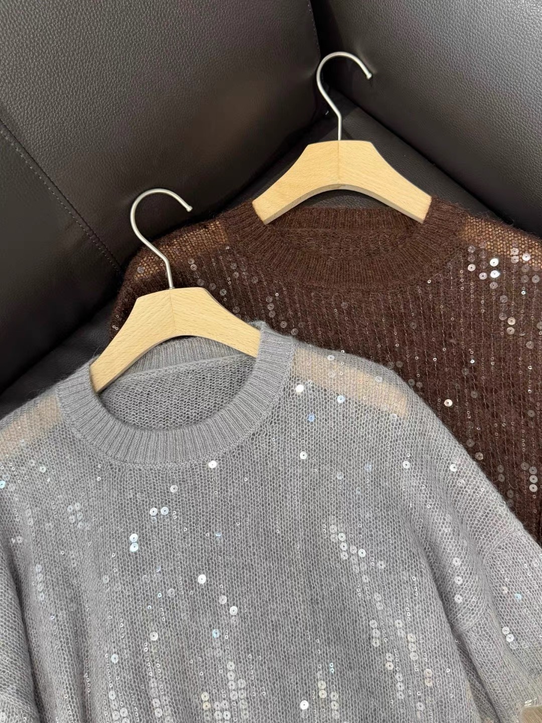 “Original Hard-Core Female Suit with Sea Horse Hair and Wool Blend” - 图片 2