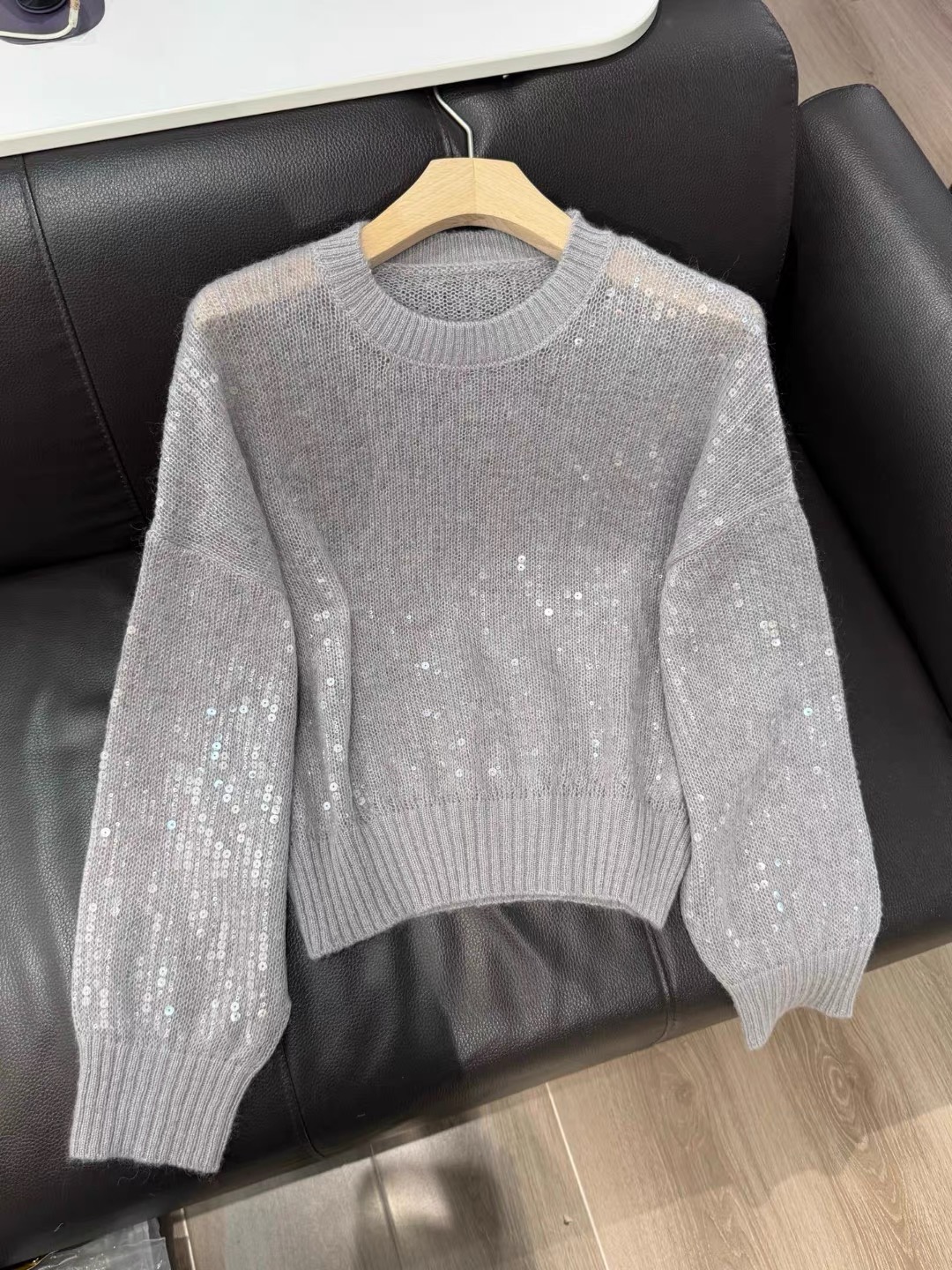 “Original Hard-Core Female Suit with Sea Horse Hair and Wool Blend” - 图片 5