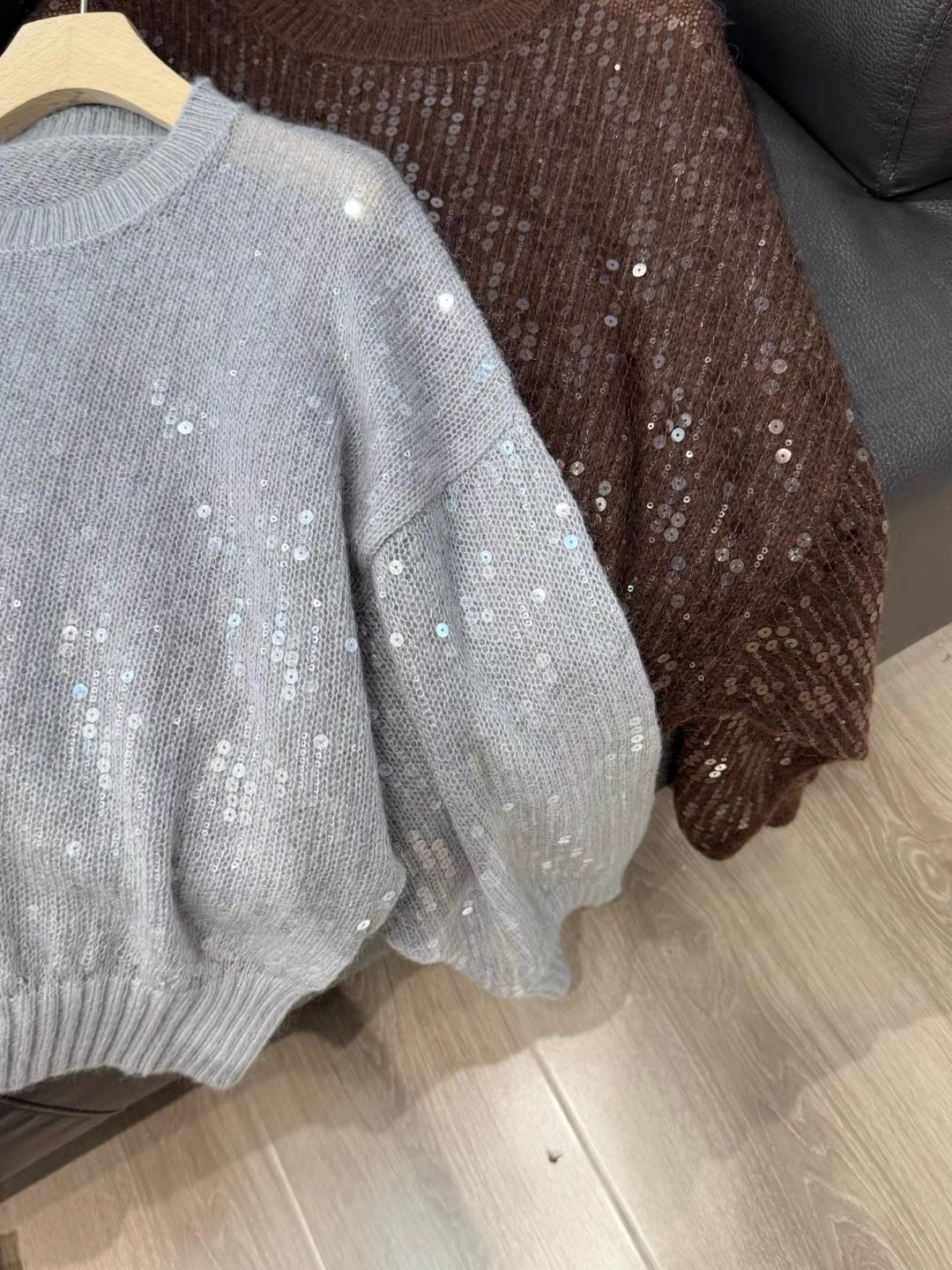 “Original Hard-Core Female Suit with Sea Horse Hair and Wool Blend” - 图片 3