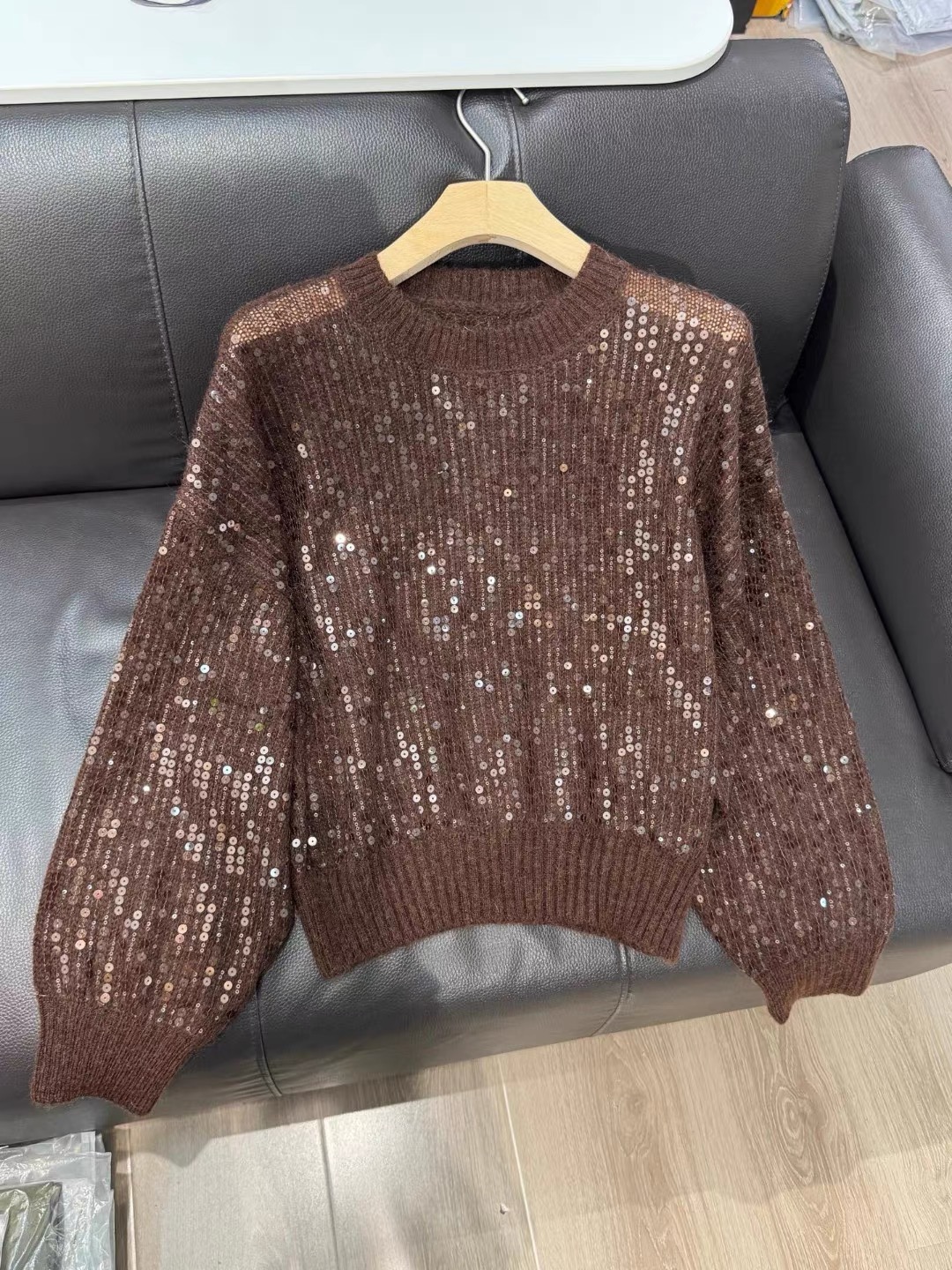 “Original Hard-Core Female Suit with Sea Horse Hair and Wool Blend” - 图片 7