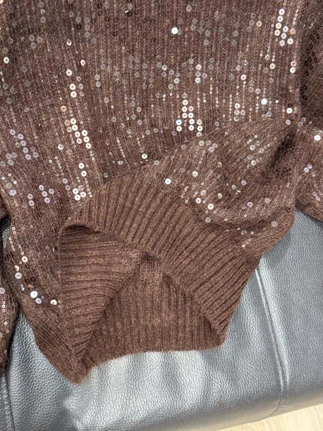 “Original Hard-Core Female Suit with Sea Horse Hair and Wool Blend” - 图片 8