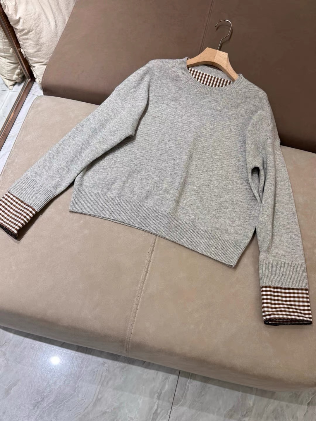 Fashionable One-Size-Fits-All Female Suit with Unique Jigsaw Sleeves – P989 Wool Blend Suit