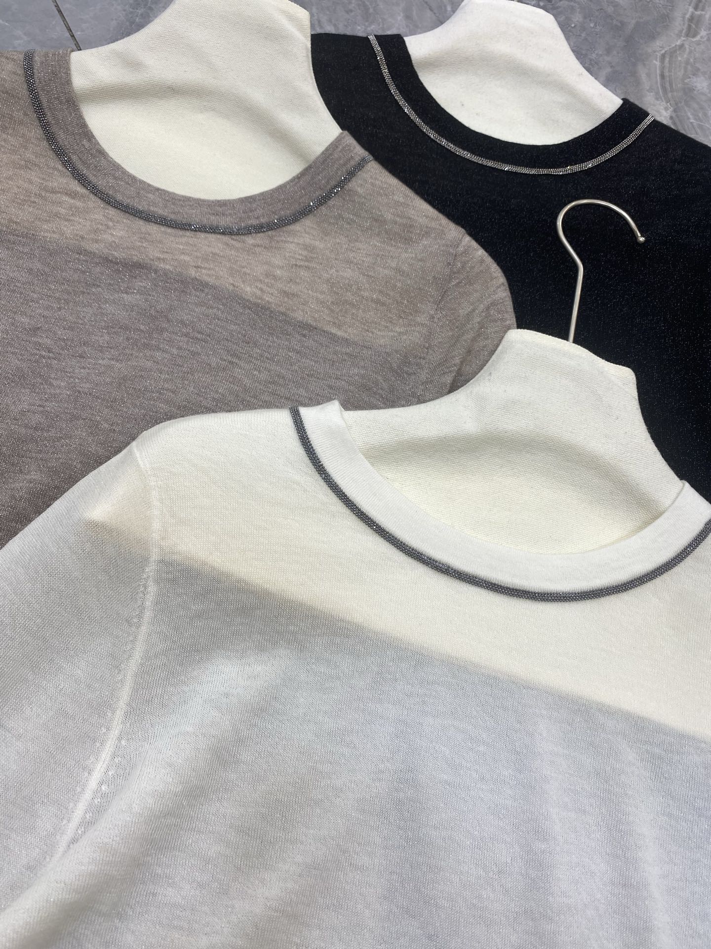 “Versatile P736 Blouse: Wool Blend in White, Purple, Black, SML Sizes” - 图片 6