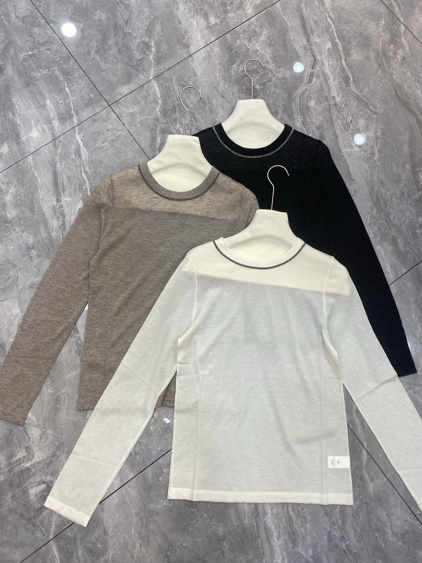 “Versatile P736 Blouse: Wool Blend in White, Purple, Black, SML Sizes” - 图片 1