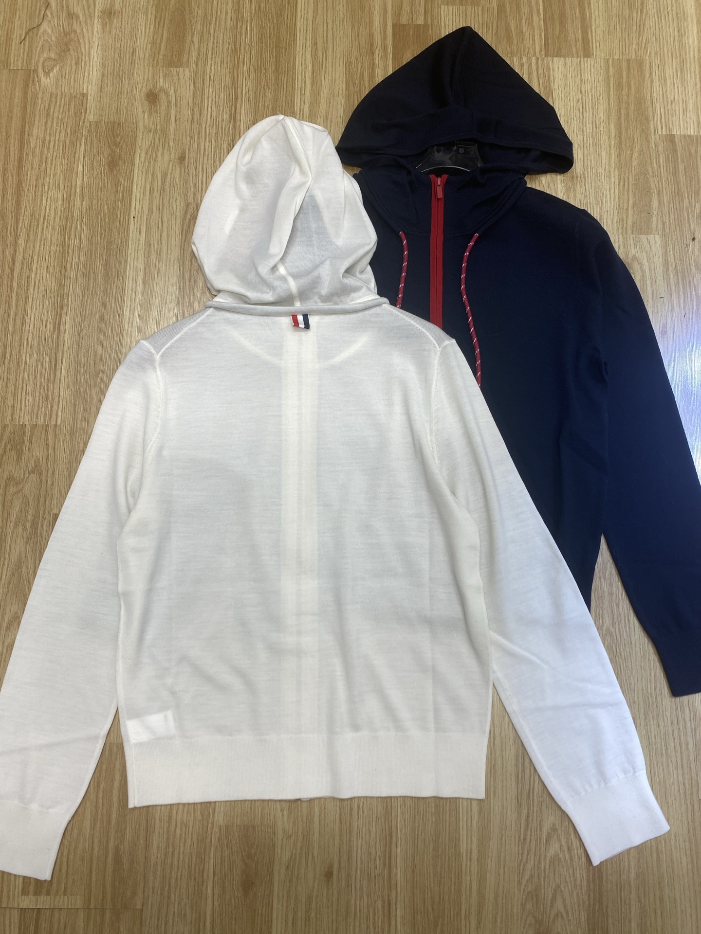 “P984 Female Wool Suit with TB Hat: One-Size-Fits-All, White, Blue” - 图片 2