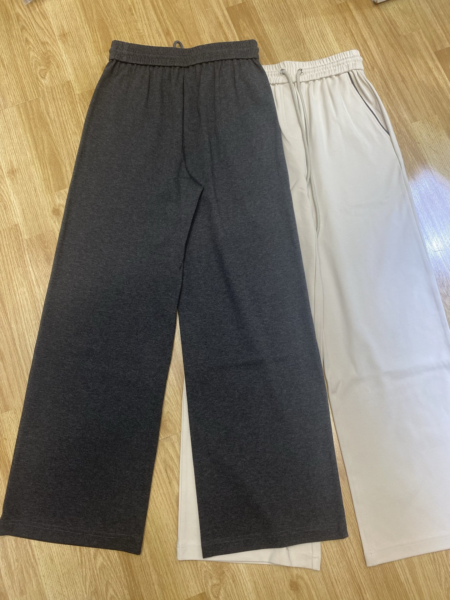 “Hard-Core Women’s Suit with BC-Fruit Trunk: Almond Dark Grey Design” - 图片 2