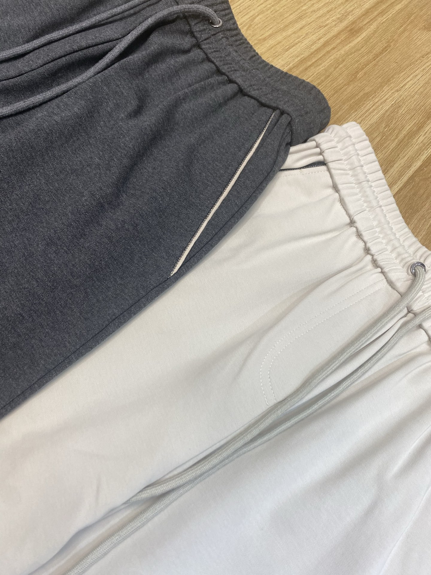 “Hard-Core Women’s Suit with BC-Fruit Trunk: Almond Dark Grey Design” - 图片 5