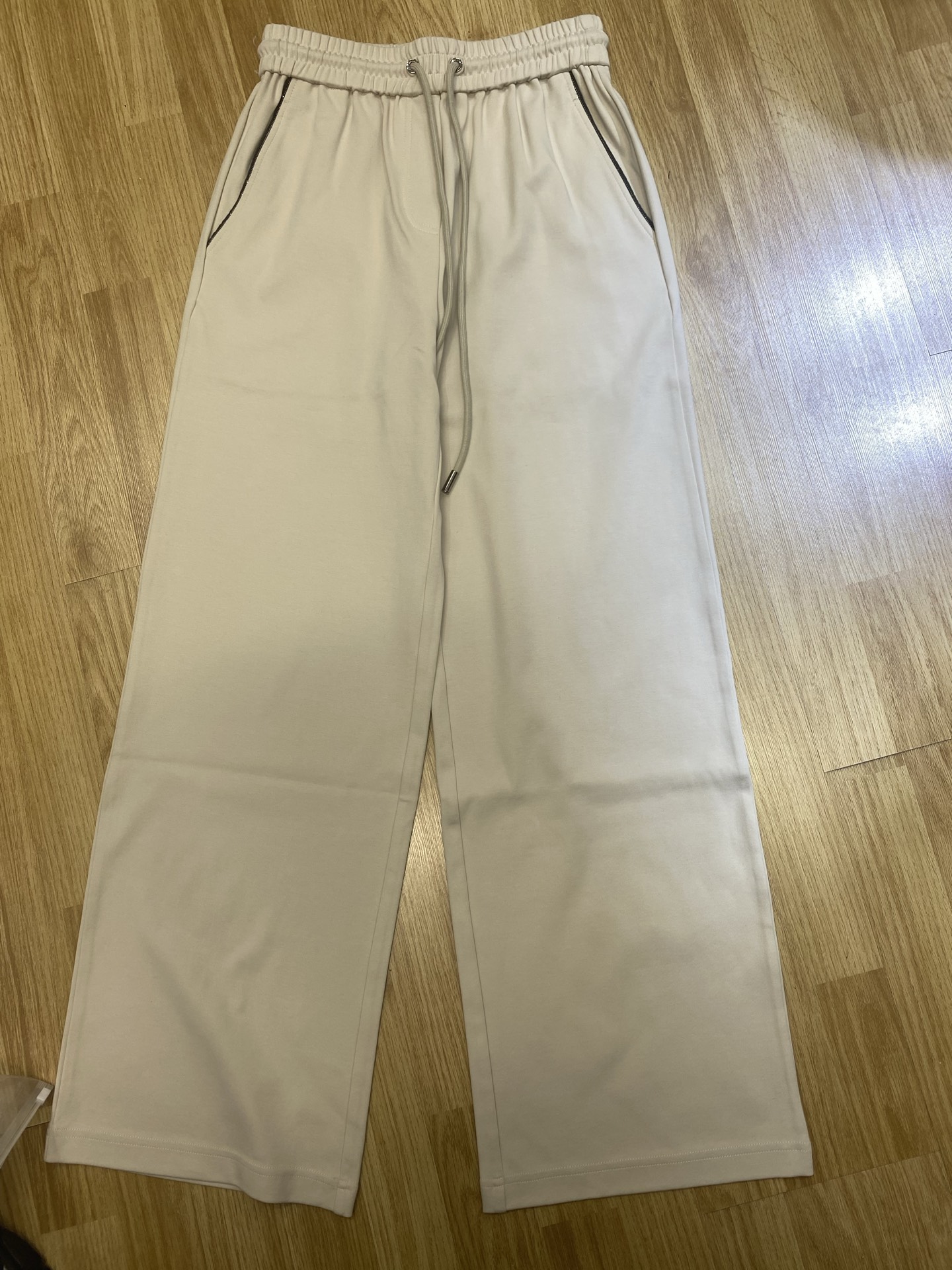 “Hard-Core Women’s Suit with BC-Fruit Trunk: Almond Dark Grey Design” - 图片 3