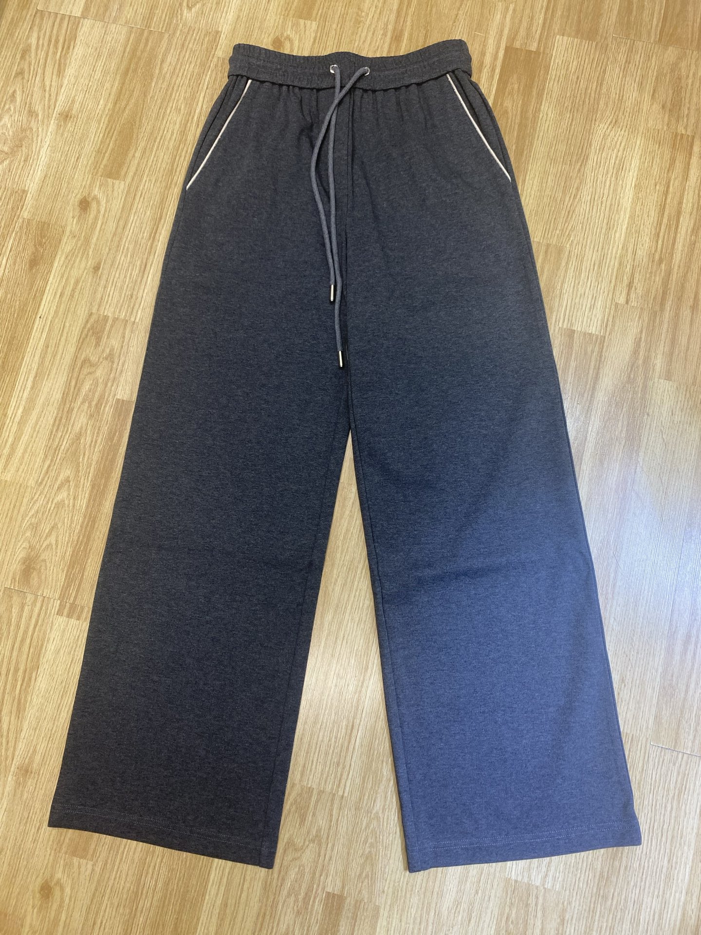 “Hard-Core Women’s Suit with BC-Fruit Trunk: Almond Dark Grey Design” - 图片 4
