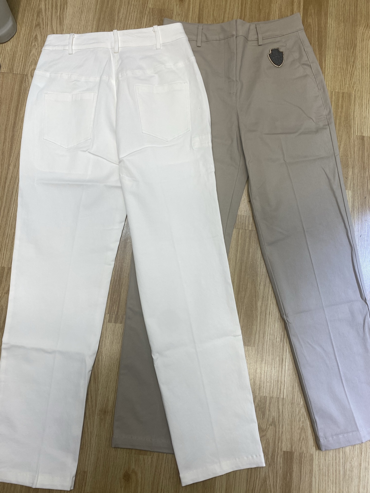 “Original Hardcore Female Suit with BC Golf Small-Legged Pencil Pants in White Curry, 97% Cotton” - 图片 2