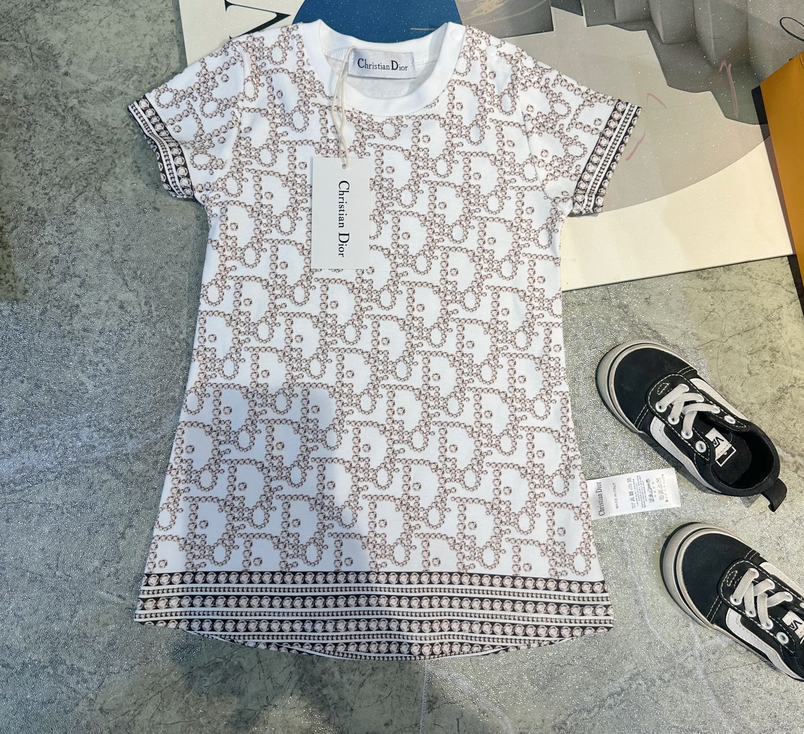 Vestido nuevo de diamantes CD @59 oferta, stock 90-1 Diseño clásico de letras de diamante, muy simple y elegante, aclar…