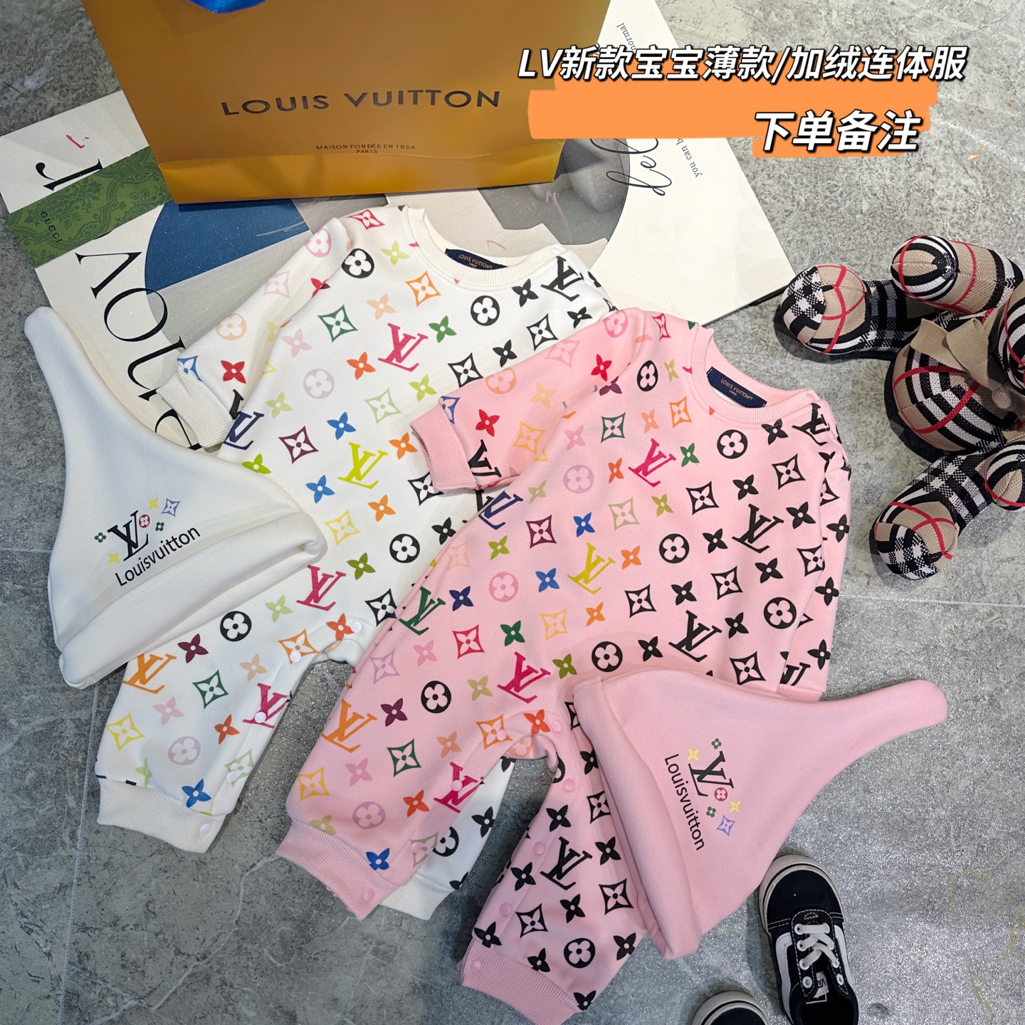 LV bebé mono con forro polar y estampado completo AB @119.9 incluye gorro, estampado ecológico, suave y cómodo, etiquet…