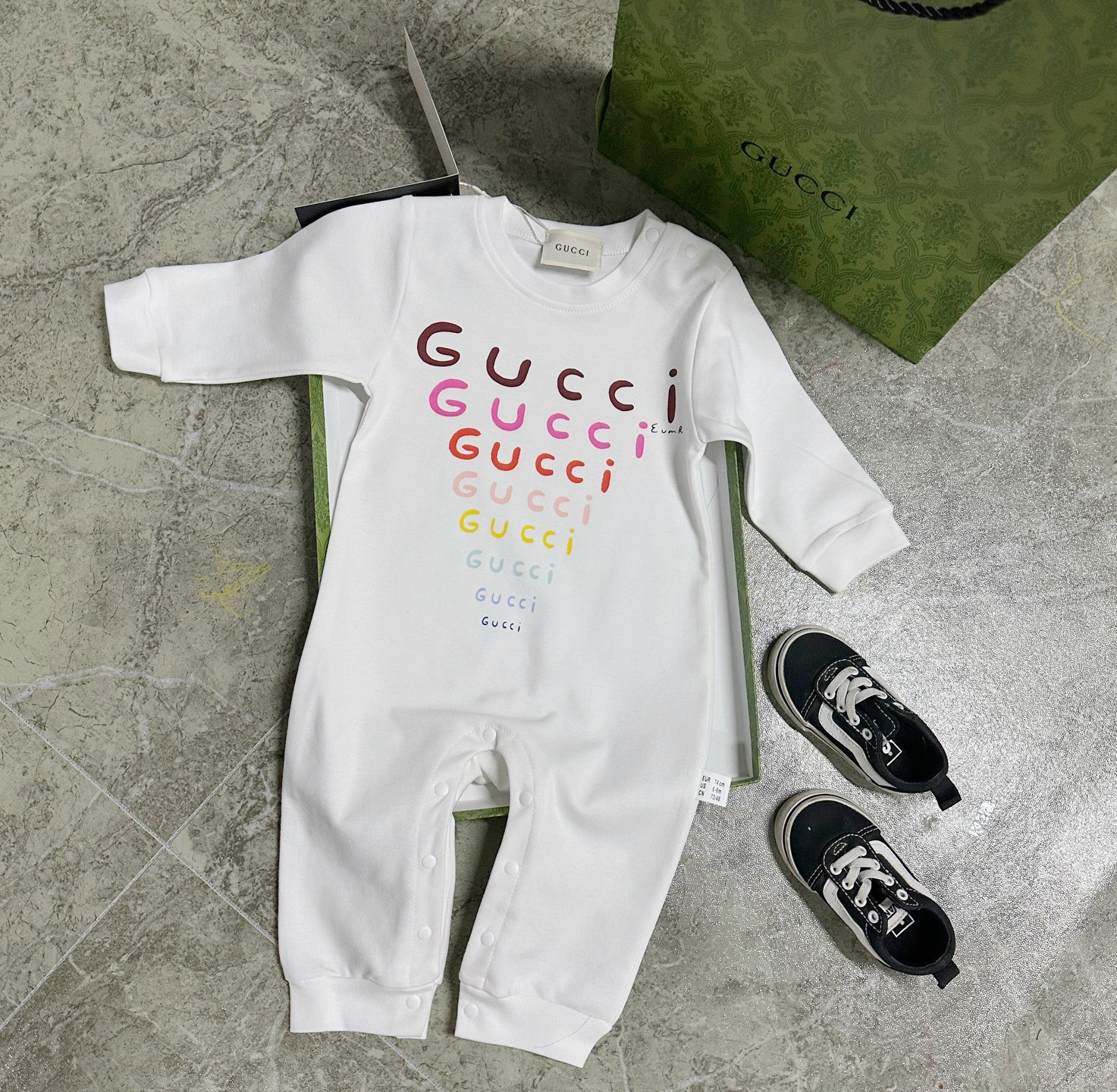 Body de manga larga con letras de colores GU @99.9 venta rápida. Tela personalizada, suave y cómoda, diferente de los p…