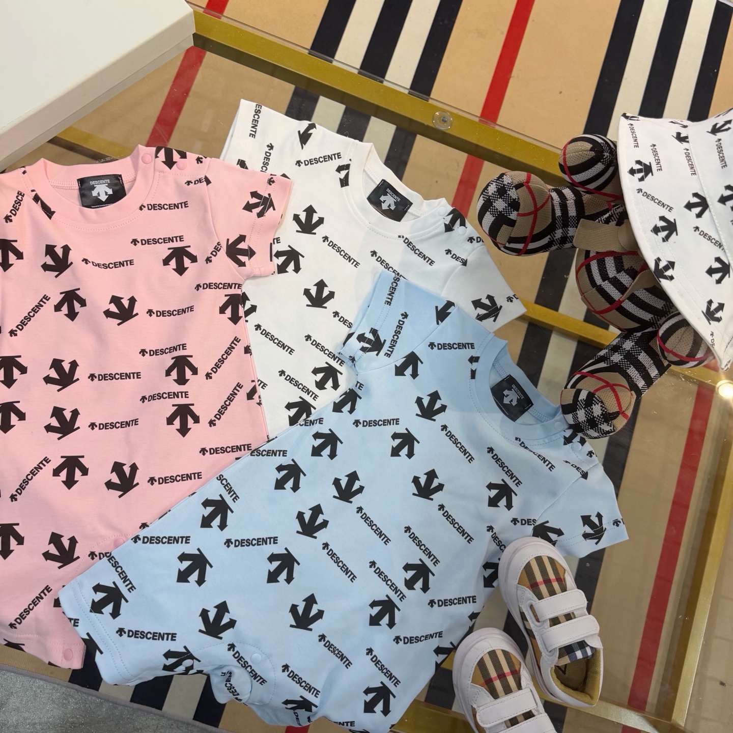 Mono de verano de Descente para bebé, estampado completo @99.9. Suave y esponjoso, con estampado completo en tres color…