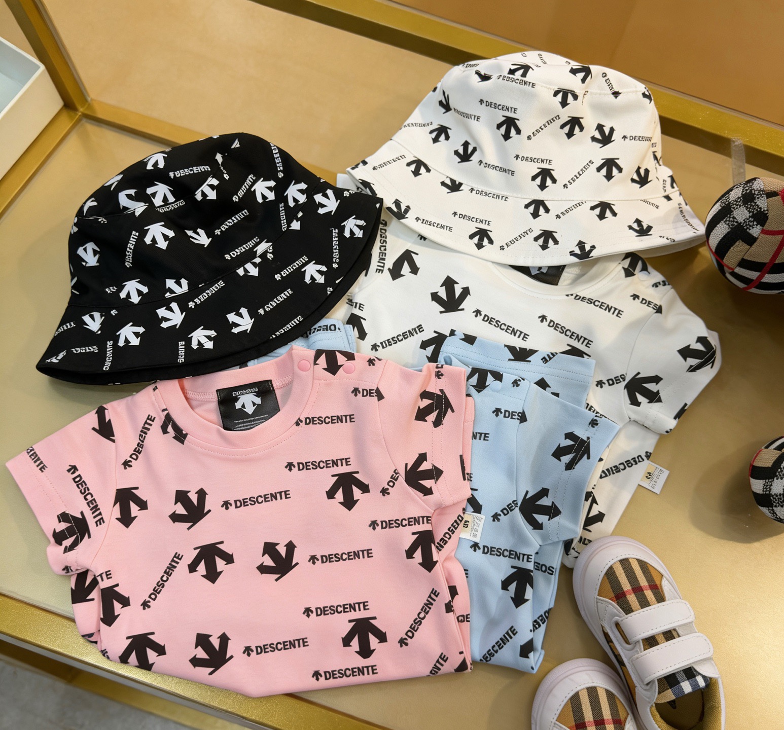 Disponible en tres colores ❤️. Combínalo con el sombrero a juego para un look mejor 🤩.