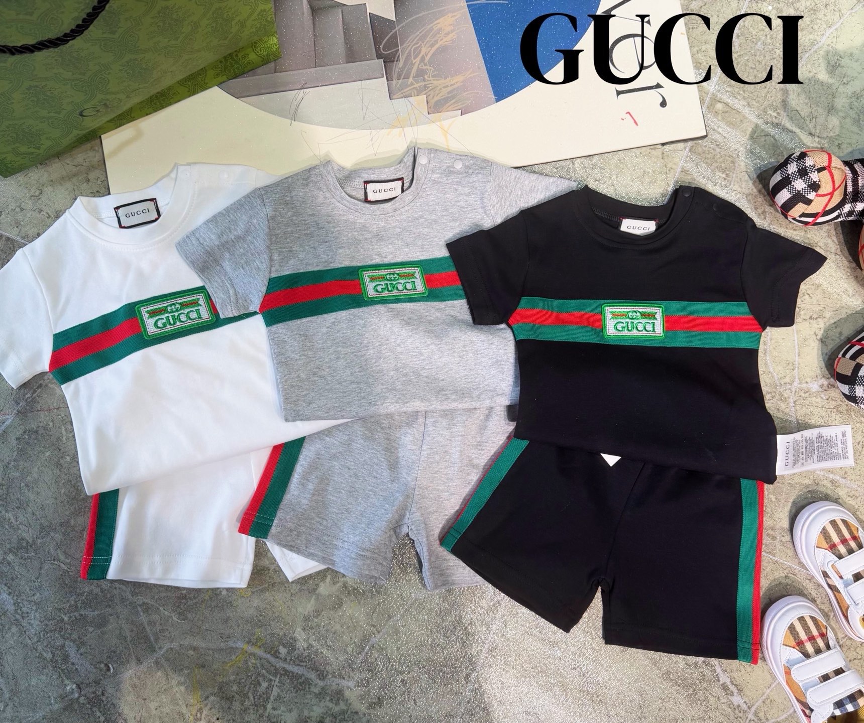 NO:769927,G classic webbing summer set Classic red and green webbing + double G logo, with a sense of luxury, soft cotton fabric, comfortable and fashionable for babies, and will turn heads when going out. Versatile style regardless of gender, round neck short sleeves + contrasting shorts, breathable and not sweaty, perfect for daily outings and photo shoots, cultivating a sense of fashion since childhood~ Customized fabrics, soft and fufu texture, giving babies the most comfortable summer experience, a dressing artifact that coexists with appearance and strength  These soft little clothes will turn your baby into a fashionista in no time. All three colors are beautiful, so those who are confused can just go all in!  Size 66-110CM, clothes, shorts, T-shirt,19860909G经典织带夏款套装 经典红绿织带+双G标,自带高级感,软乎乎的纯棉面料,宝宝穿得舒服又时髦,出门回头率直接拉满 不挑性别的百搭款,圆领短袖+撞色短裤,透气不闷汗,日常出街、拍照凹造型都超合适,从小培养时尚感～ 定制面料,软fufu的质感,给宝宝最舒服的夏日体验,颜值与实力并存的穿搭神器 软乎乎的小衣服,给宝宝穿上秒变时尚小达人,三个颜色都好好看,纠结星人直接all in！ 尺码66-110CM,衣服,shorts,T-shirt,,Children's