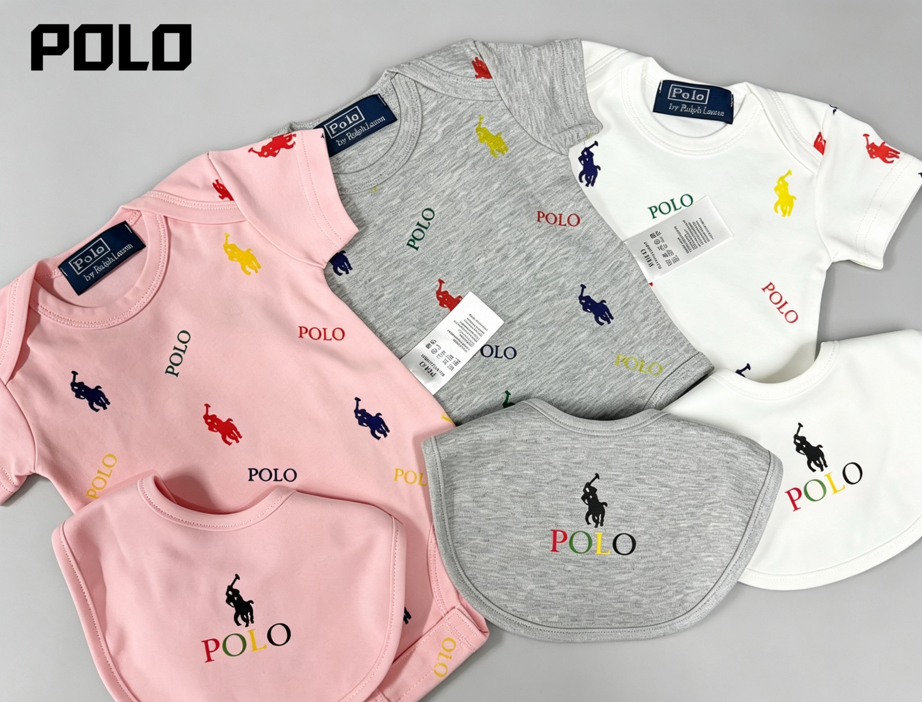 Suave conjunto de dos piezas tipo polo para bebé @99.9. El estampado de caballitos de colores por todas partes es alegr…