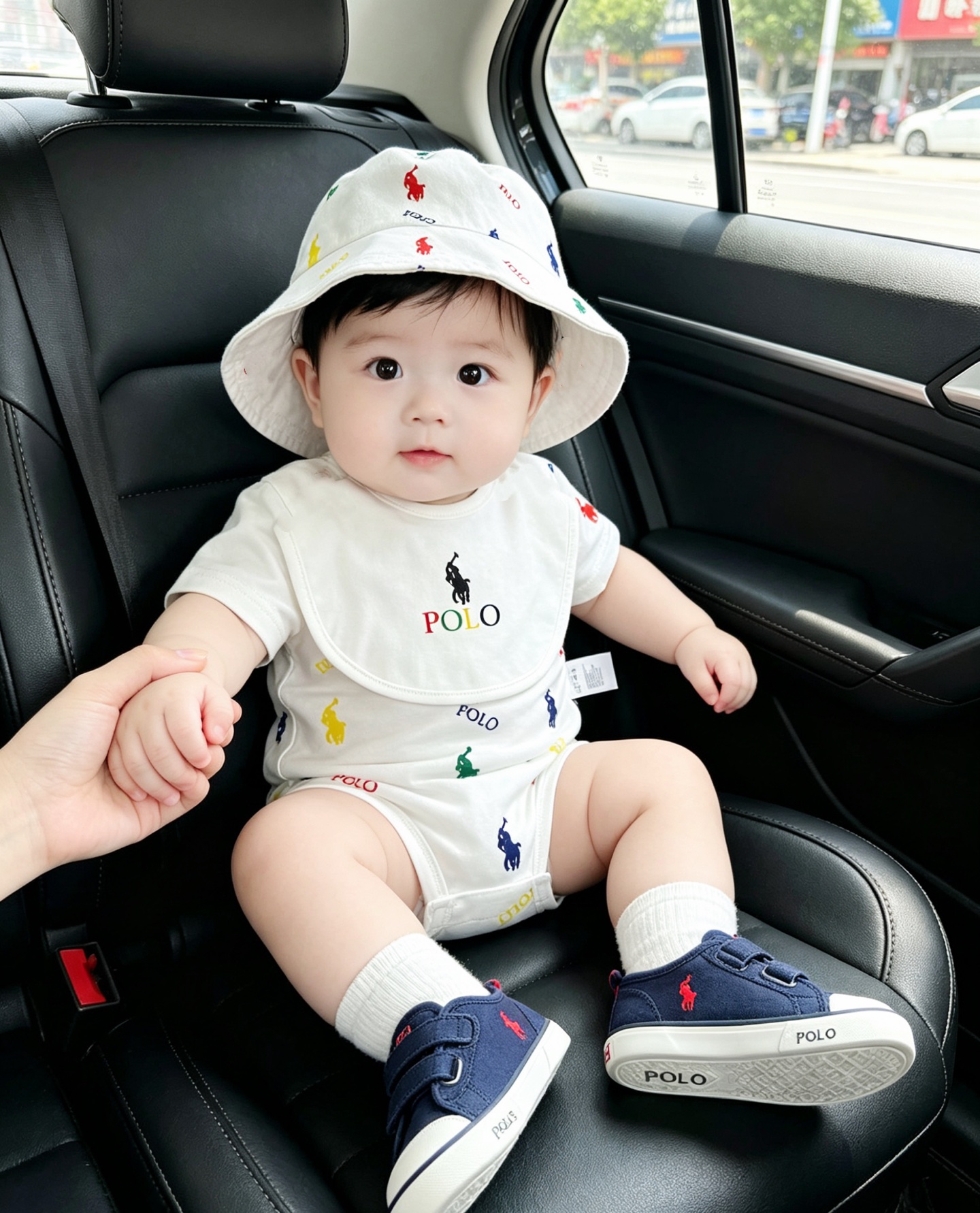Mira la foto del bebé con el conjunto 😍. Un modelo para comprar a ciegas.