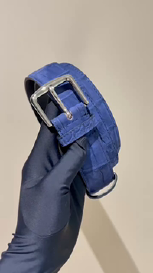 Ceinture Loro Piana en crocodile bleu marine, largeur 3.5cm, avec emballage complet 1 Ceinture Loro Piana en crocodile bleu marine, largeur 3.5cm, avec emballage complet