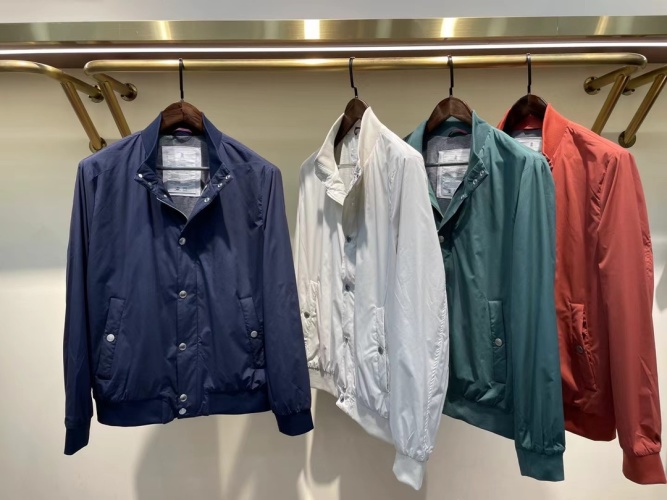 جاكيت Brunello Cucinelli بتصميم عصري وألوان متعددة 1 جاكيت Brunello Cucinelli بتصميم عصري وألوان متعددة