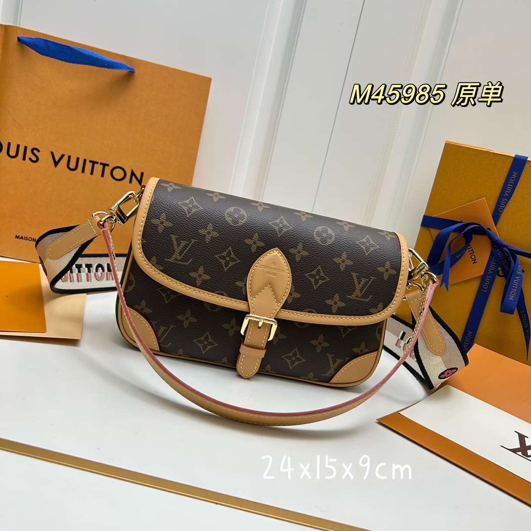 NO:181198,Super-grade original leather hot series #M45985# inspection-free version◥ Size 9*15*24 As a series, we take us back to the retro elements of the 1990s. The design of the two shoulder straps further interprets different colors. The fashionable wide shoulder strap embroidery design incorporates the novel, fashionable unique charm!  The classic leather shoulder straps bring the retro atmosphere of the 1990s to modern life!  It can be used as a pair of underarm bags or as a fashionable element with wide shoulder straps, which combines all the beautiful elements and a visual feast for thousands of years at a glance!  The size and size of the packaging body and the capacity are very user-friendly. No wonder it is called 