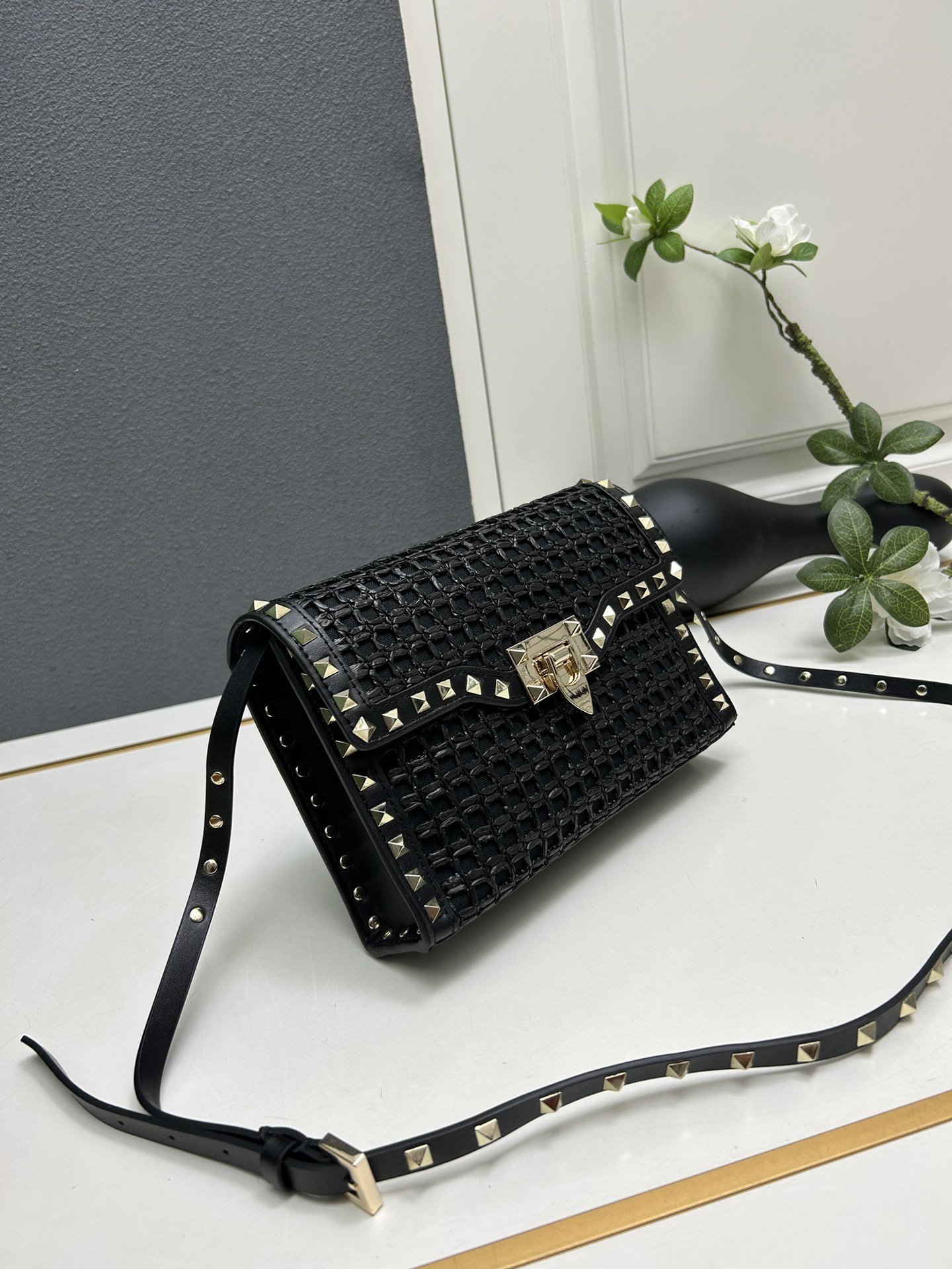 Rockstud 小号拉菲草编织斜挎包