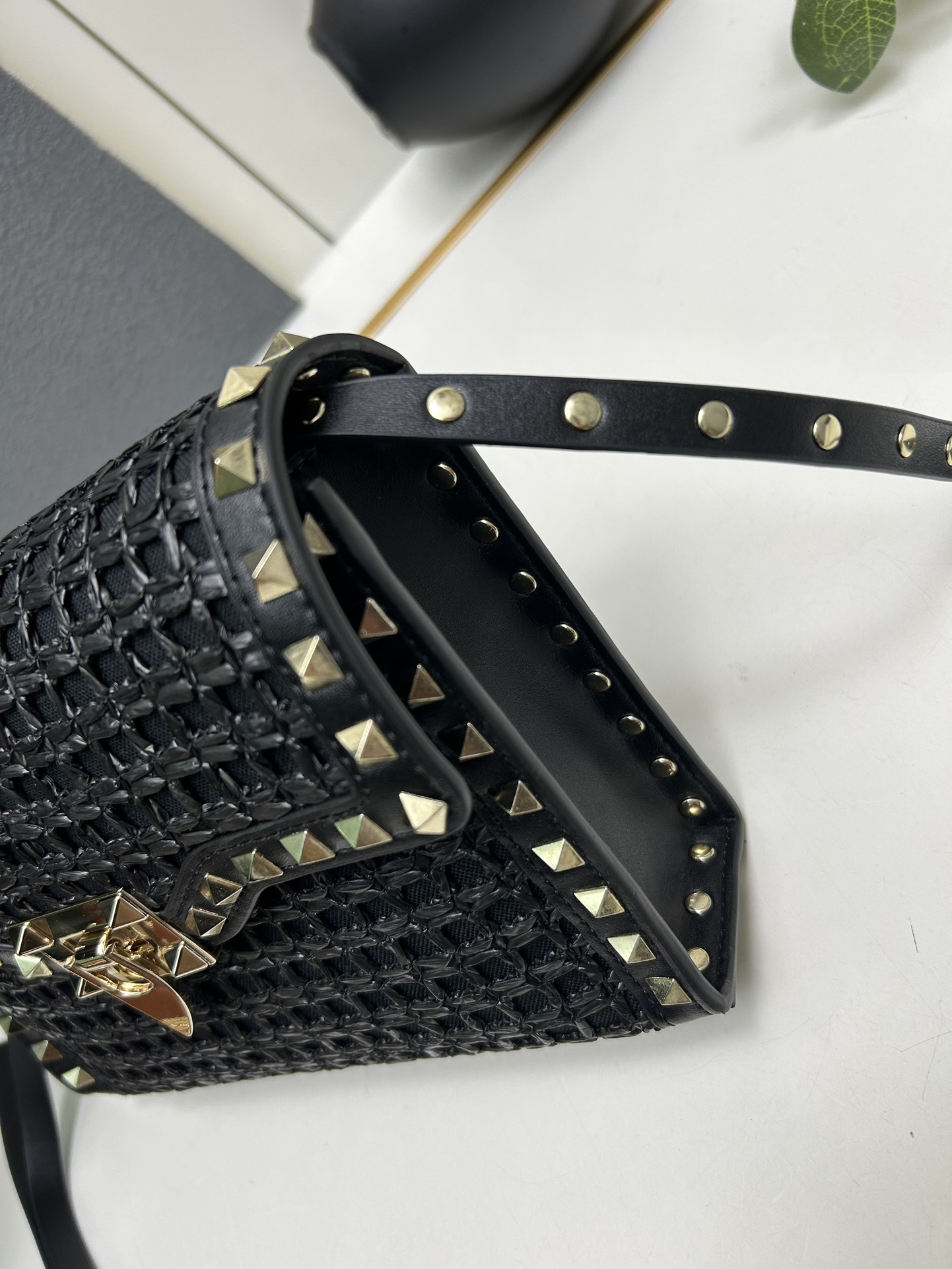 Rockstud 小号拉菲草编织斜挎包