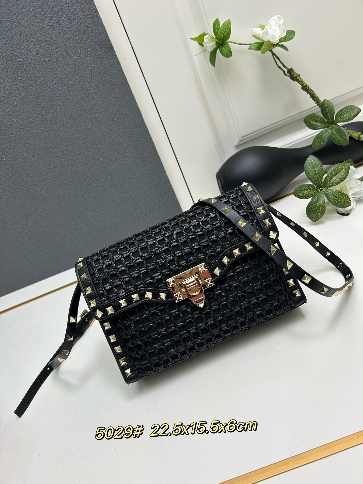 Rockstud 小号拉菲草编织斜挎包