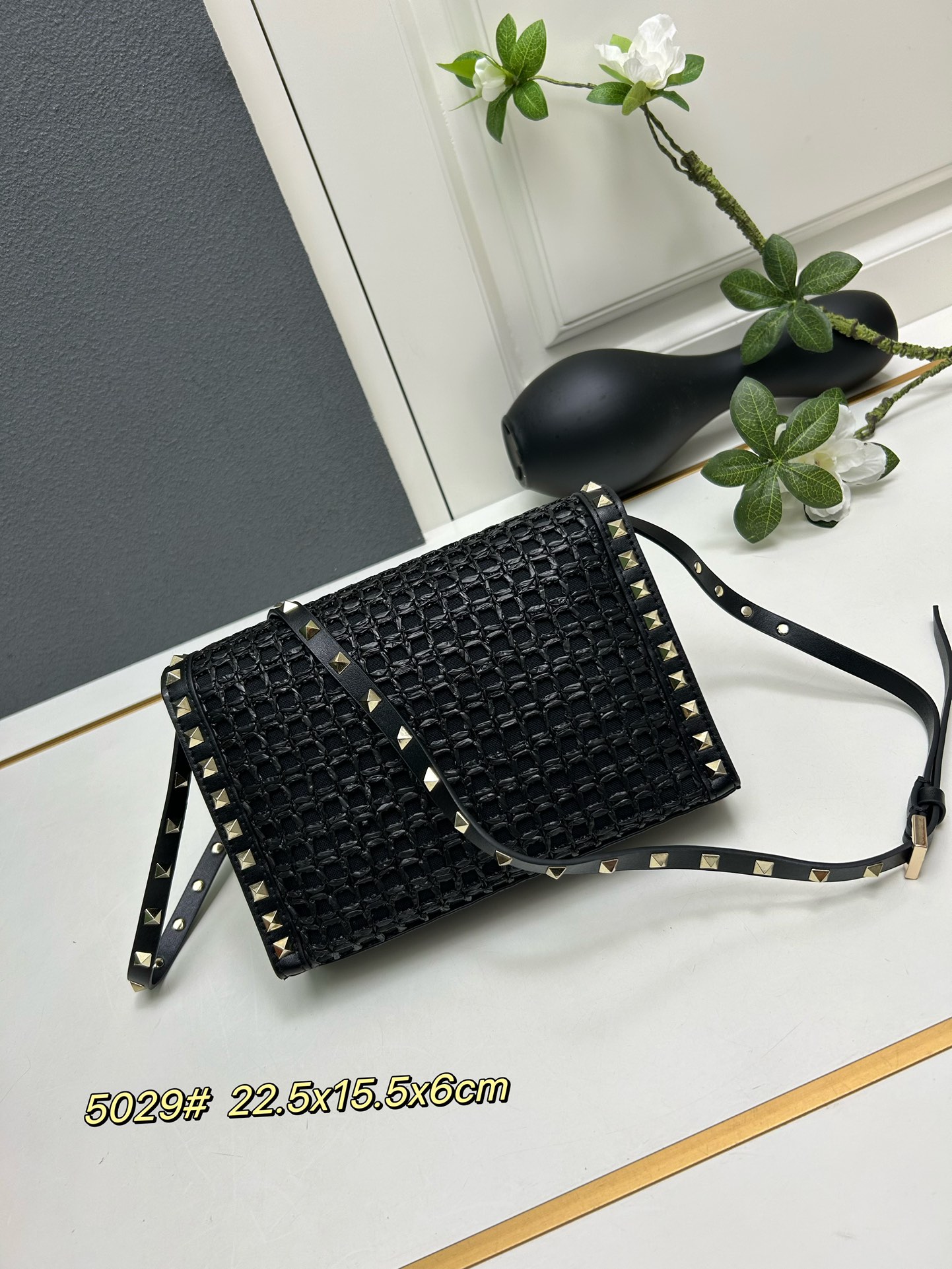 Rockstud 小号拉菲草编织斜挎包