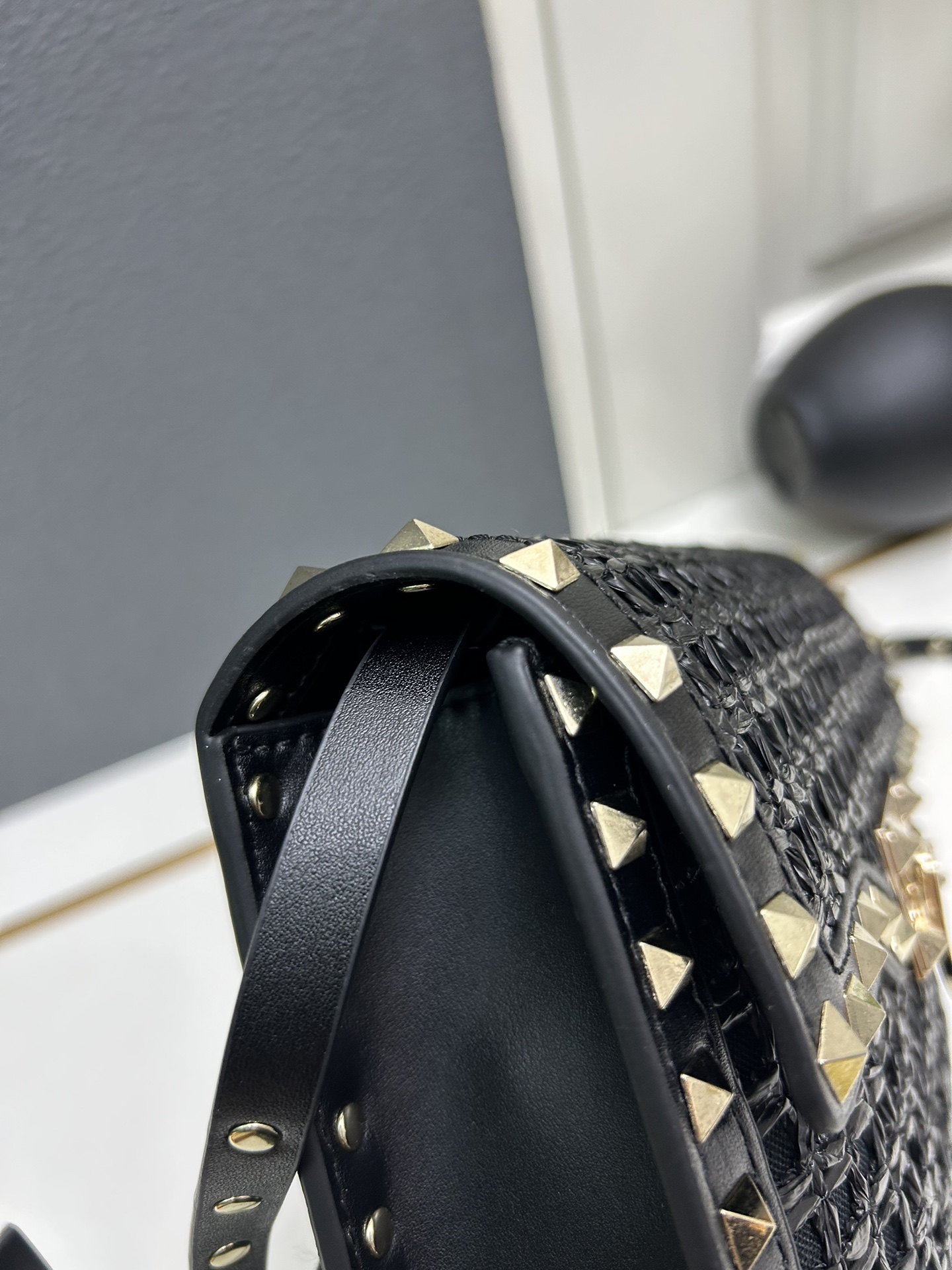 Rockstud 小号拉菲草编织斜挎包