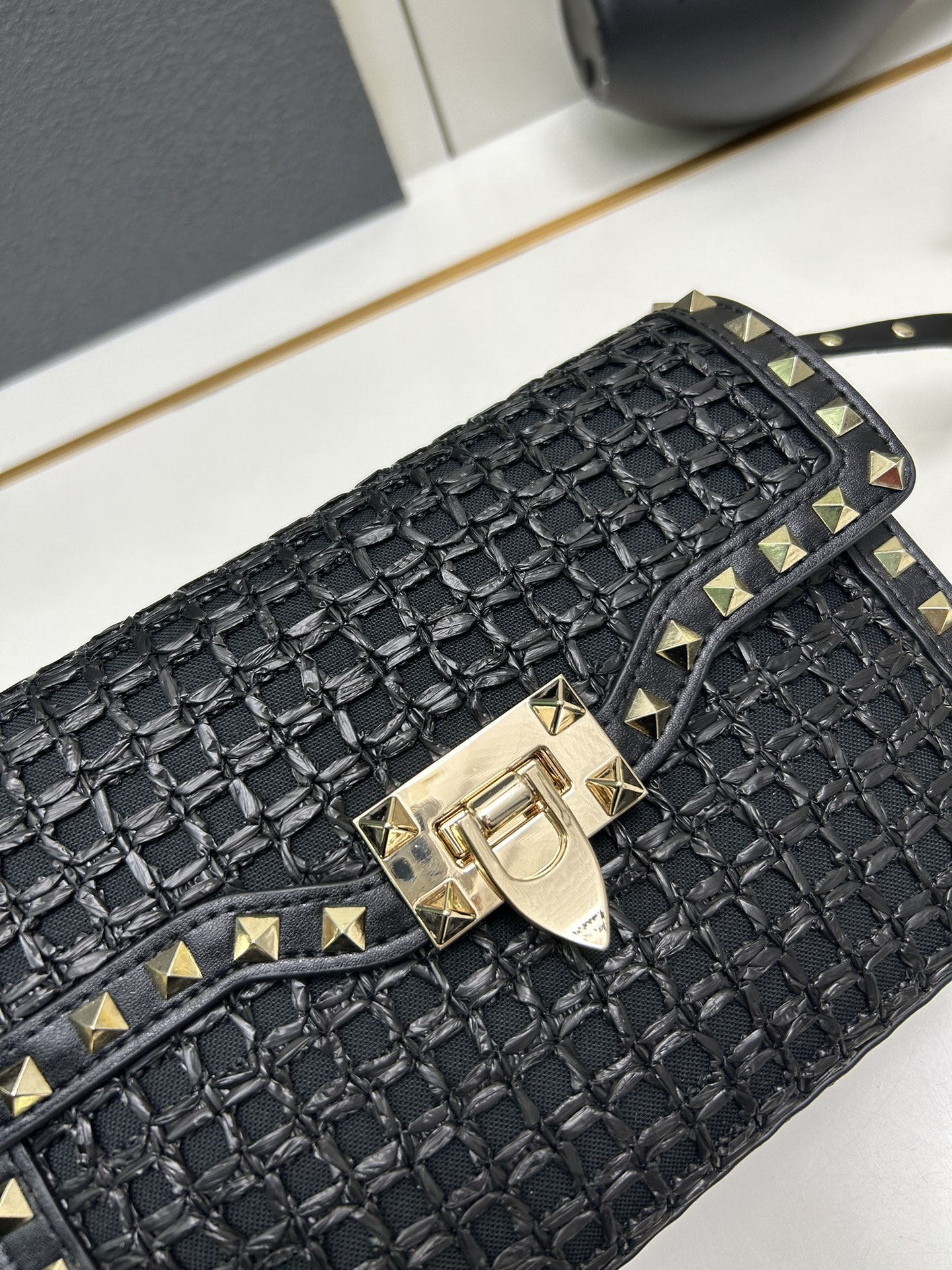 Rockstud 小号拉菲草编织斜挎包