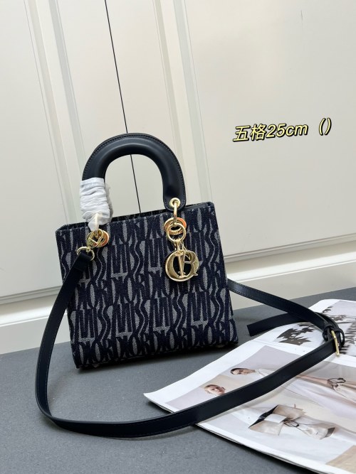 Élégant sac à main Lady Dior en jacquard bleu marine et détails dorés 1 Élégant sac à main Lady Dior en jacquard bleu marine et détails dorés