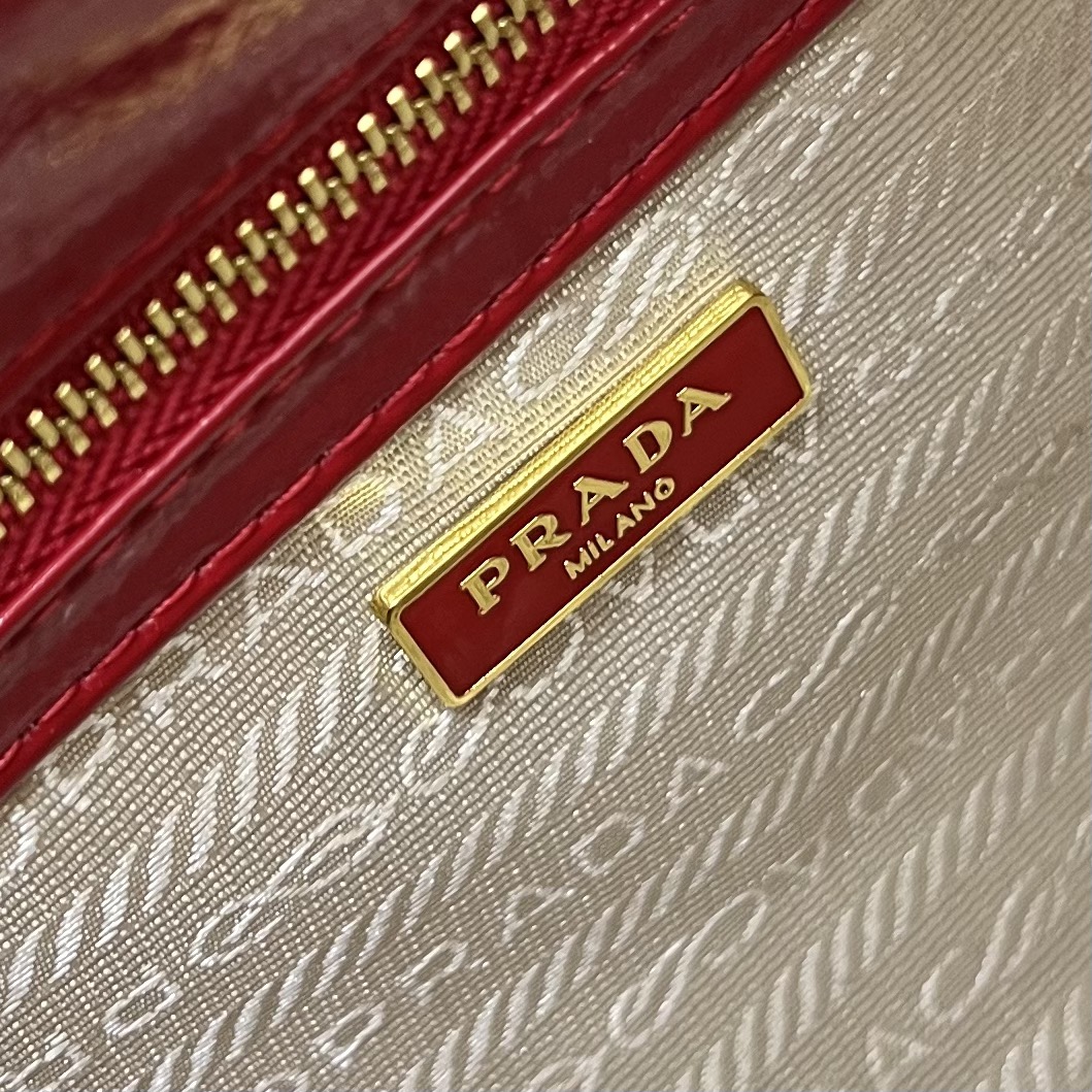 全皮 PRADA 专柜 新款🎉【原单品质+对版专柜五金】 尼龙布配头层牛皮锁头包🎉
这款手提包造型挺括而