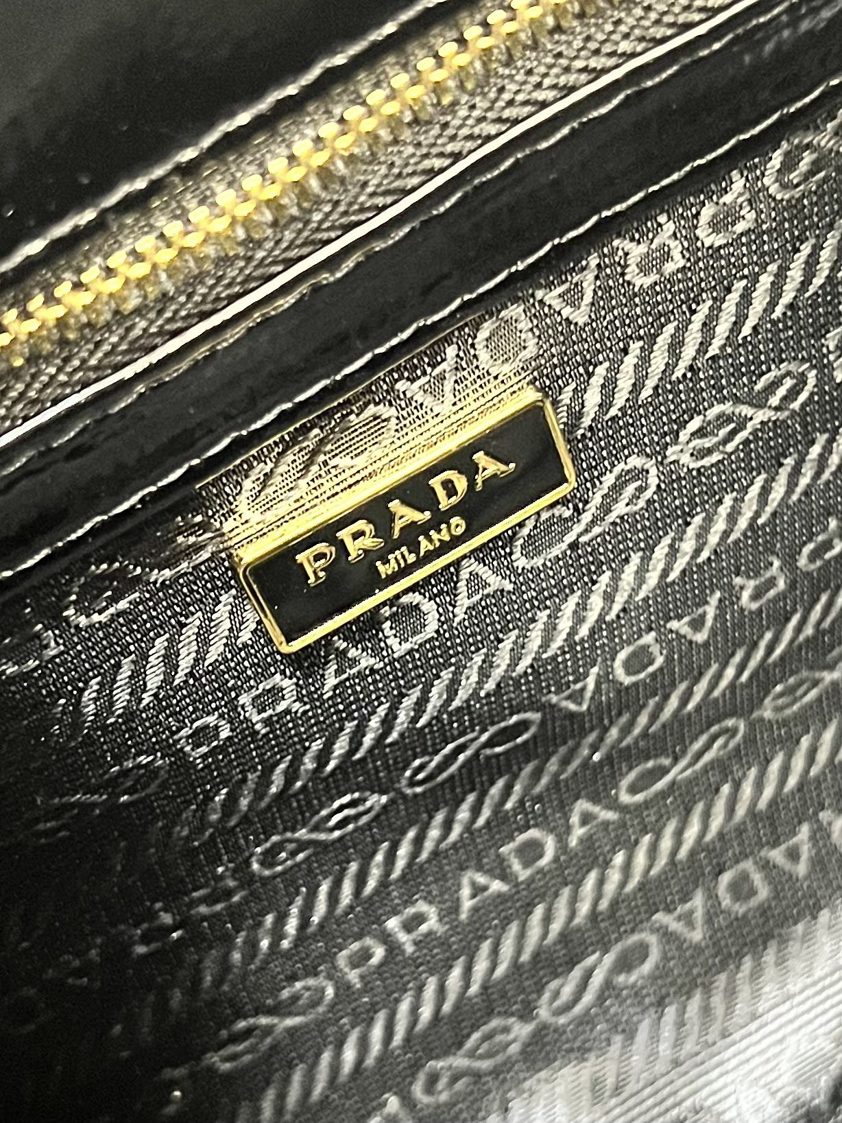 全皮 PRADA 专柜 新款🎉【原单品质+对版专柜五金】 尼龙布配头层牛皮锁头包🎉
这款手提包造型挺括而