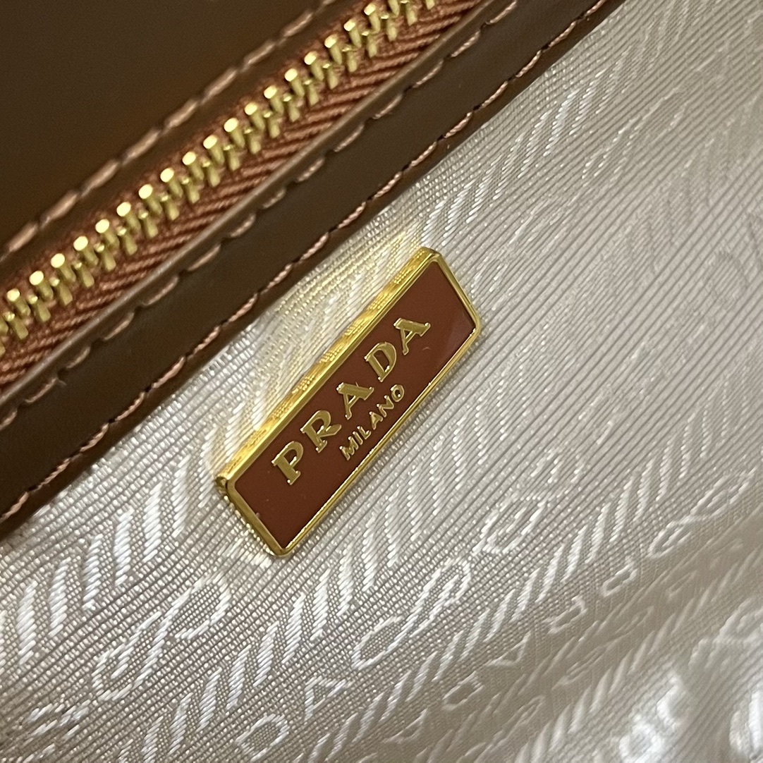 全皮  PRADA 专柜 新款🎉【原单品质+对版专柜五金】 尼龙布配头层牛皮锁头包🎉
这款手提包造型挺括