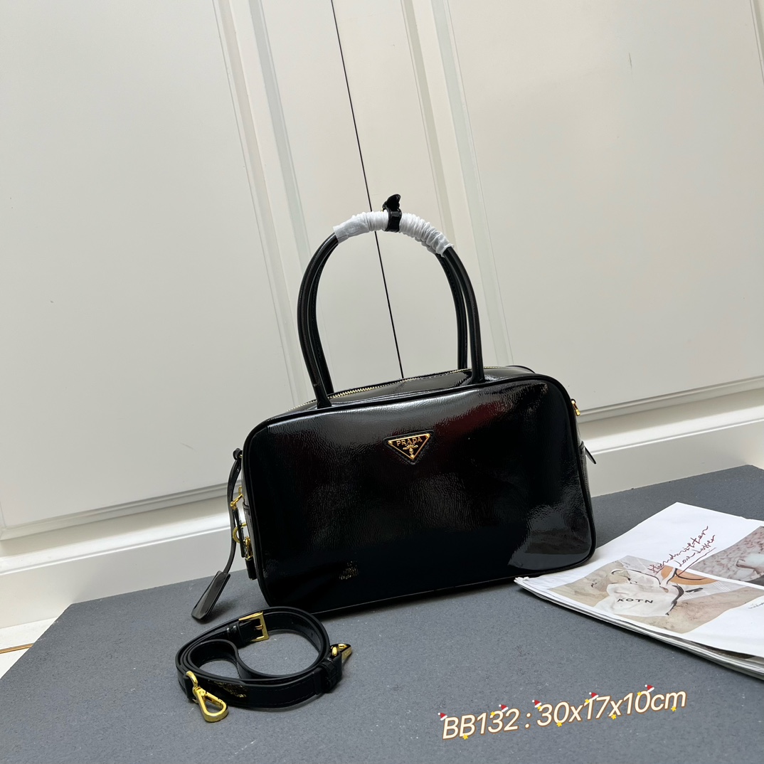 全皮 PRADA 专柜 新款🎉【原单品质+对版专柜五金】 尼龙布配头层牛皮锁头包🎉
这款手提包造型挺括而