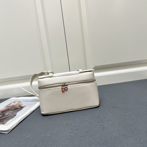 Elegante Bolso Tipo Lonchera en Cuero Genuino con Correa Ajustable 1 Elegante Bolso Tipo Lonchera en Cuero Genuino con Correa Ajustable